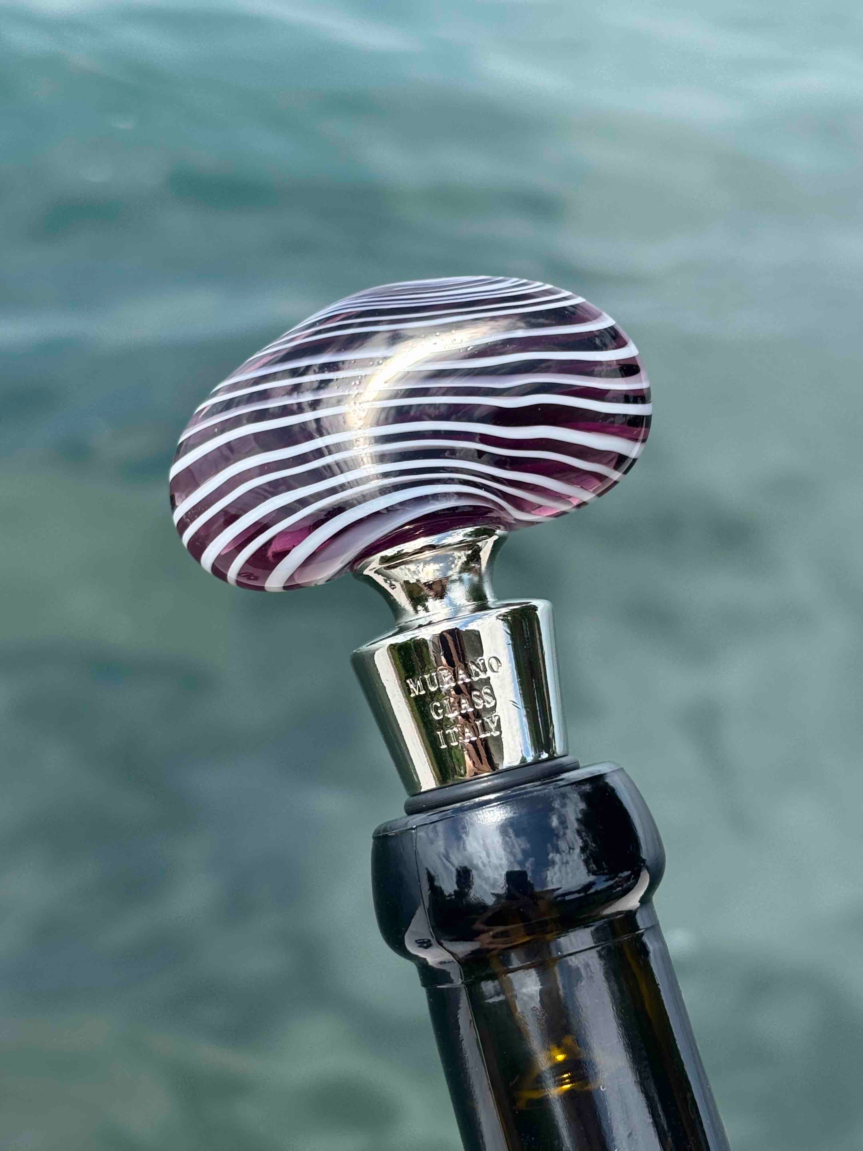 Tappo decorativo per bottiglia in vetro di Murano - viola e bianco