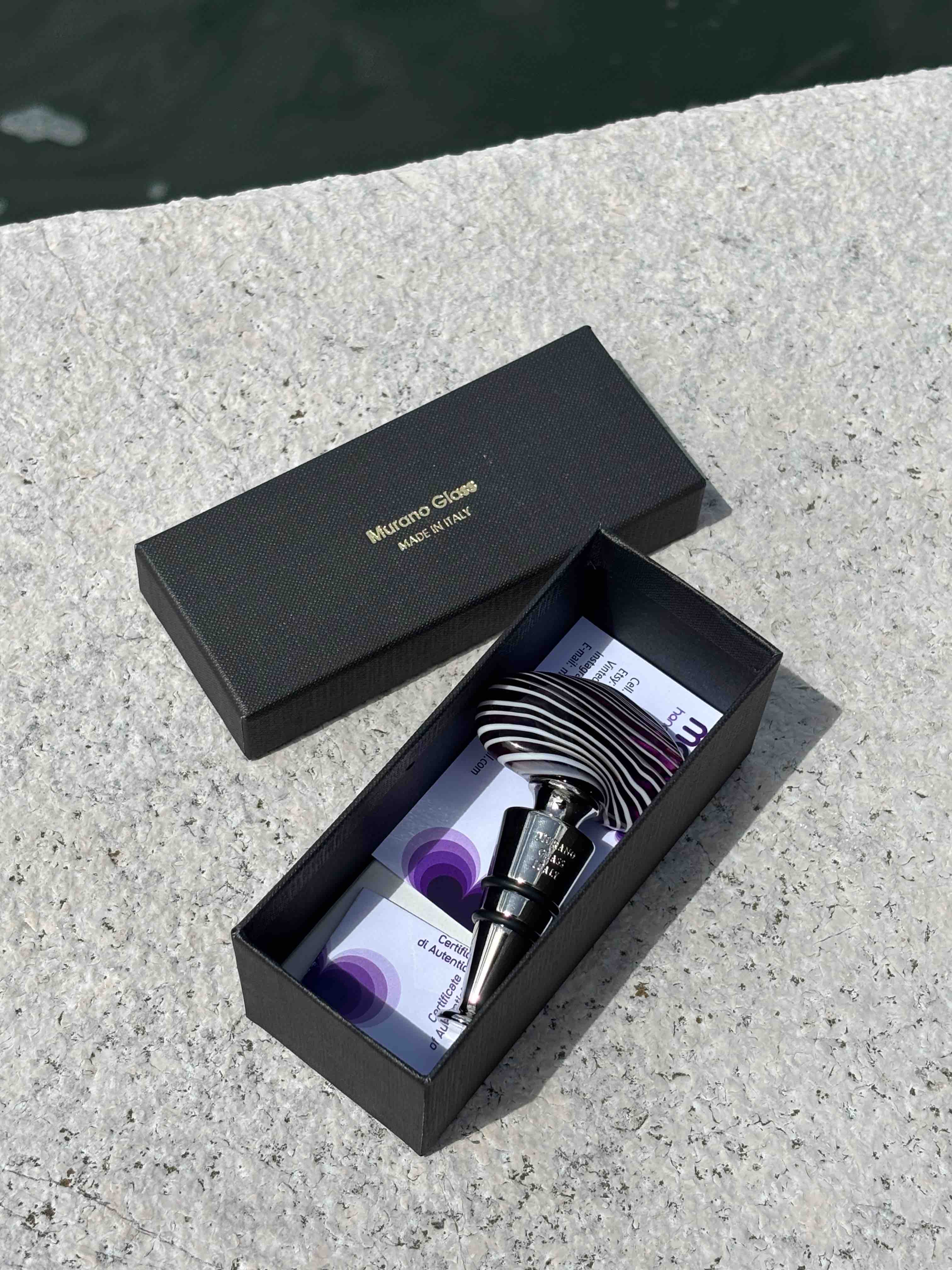 Tappo decorativo per bottiglia in vetro di Murano - viola e bianco