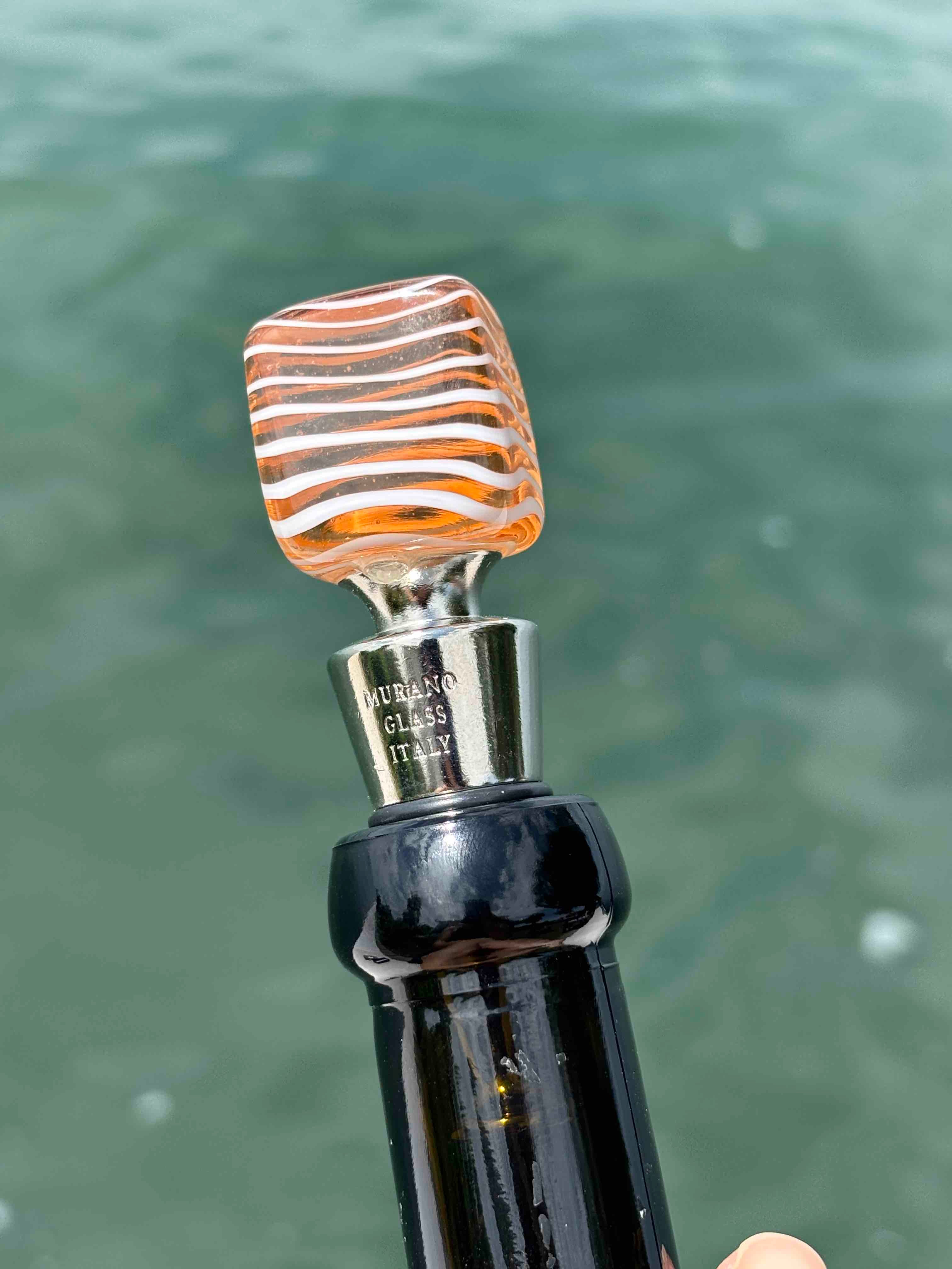 Tappo decorativo per bottiglia in vetro di Murano  - arancione e bianco
