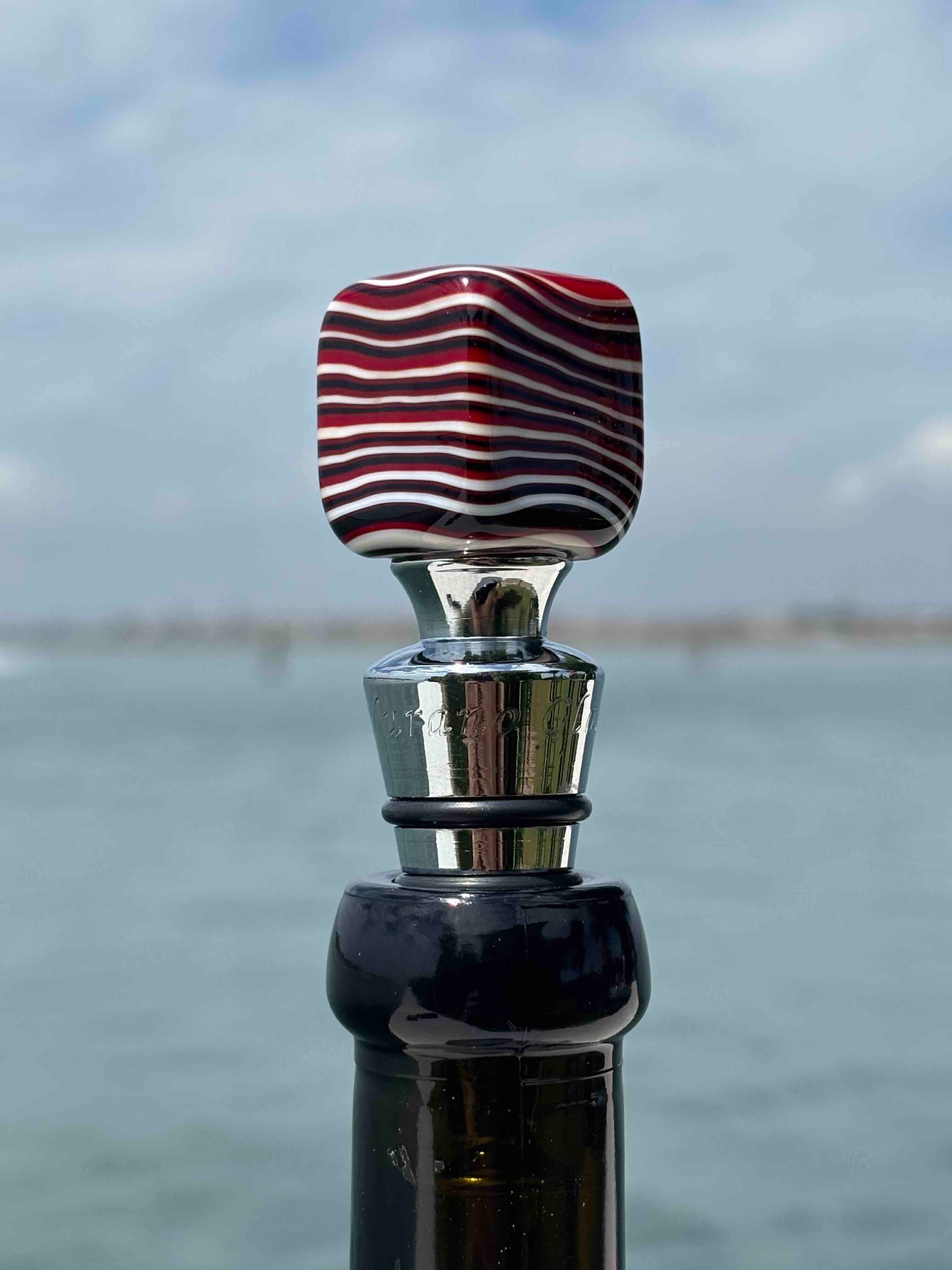 Tappo decorativo per bottiglia in vetro di Murano - rosso, bianco e nero
