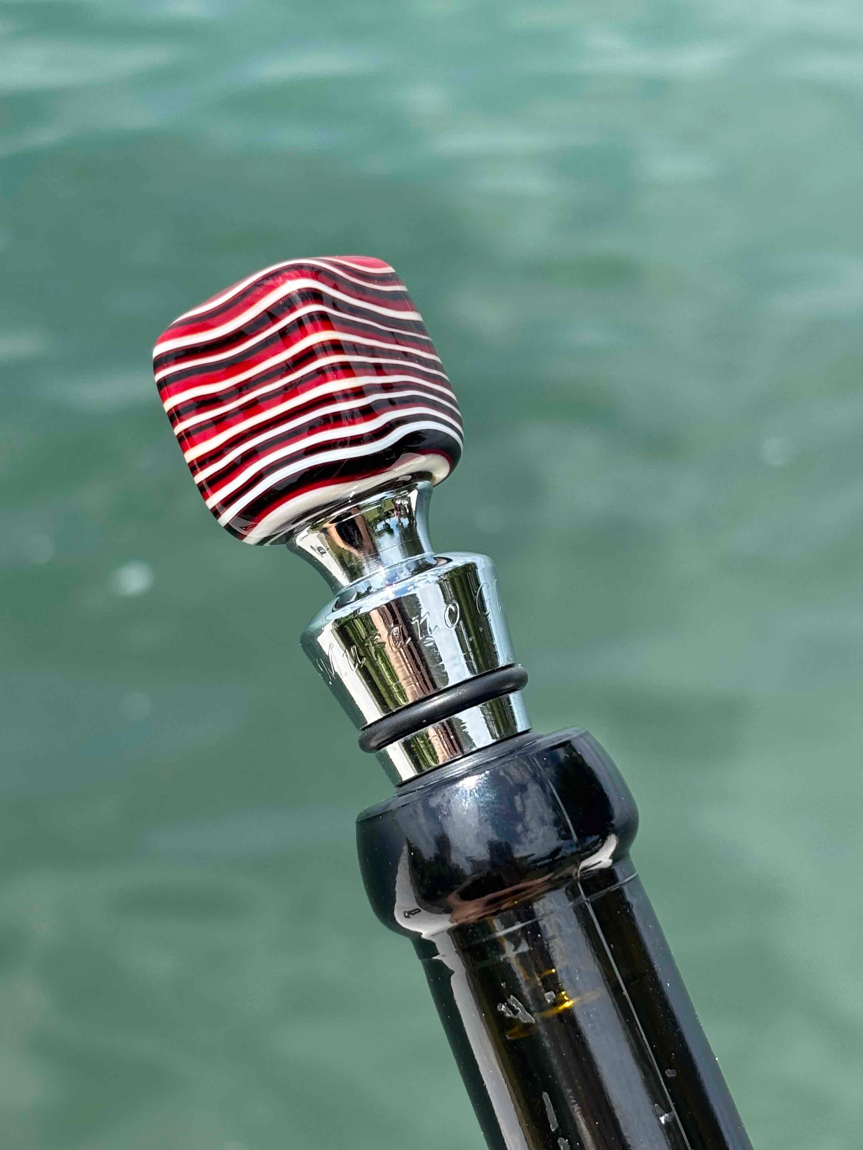 Tappo decorativo per bottiglia in vetro di Murano - rosso, bianco e nero