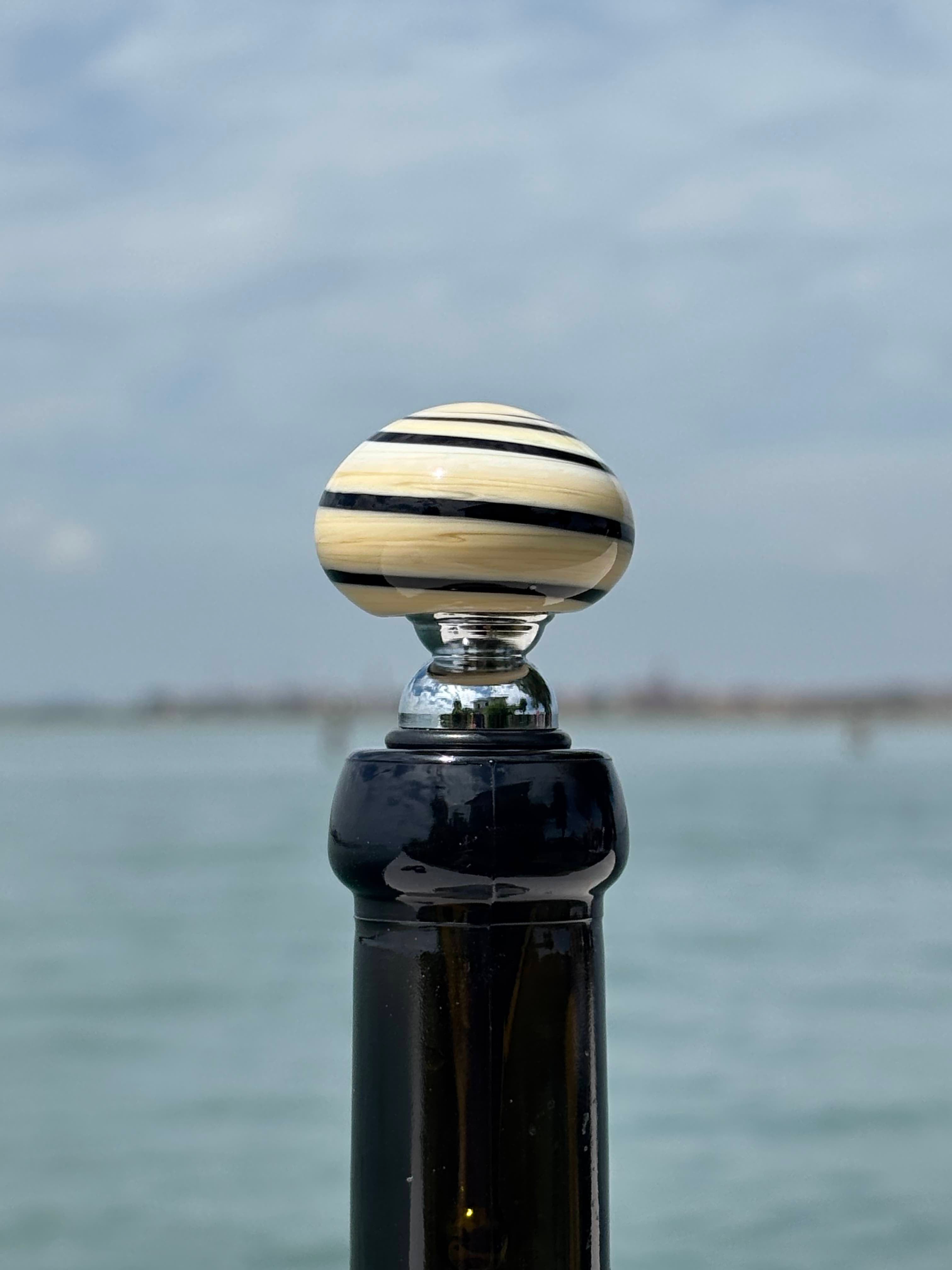 Tappo decorativo per bottiglia in vetro di Murano  - bianco e nero