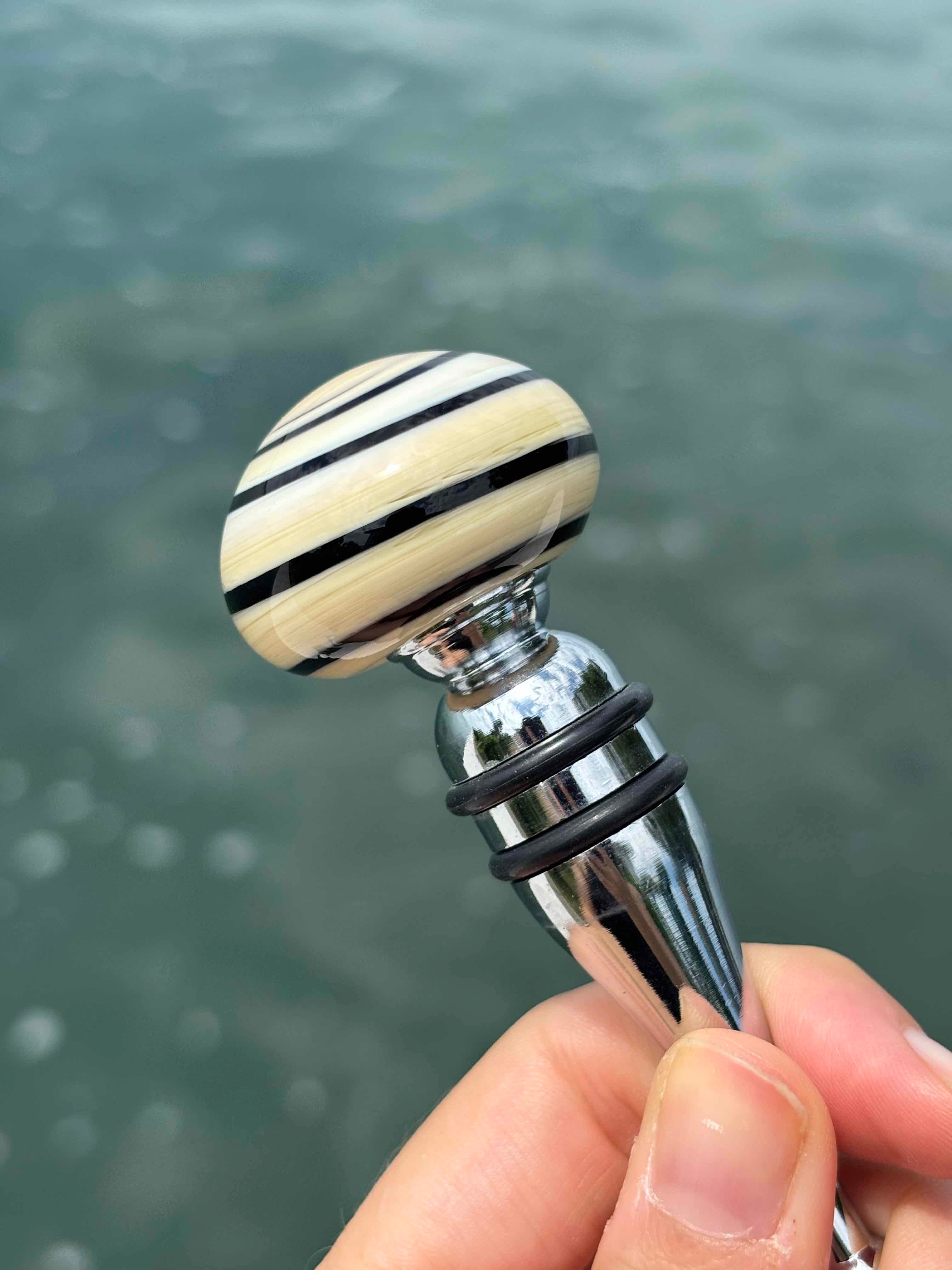Tappo decorativo per bottiglia in vetro di Murano  - bianco e nero