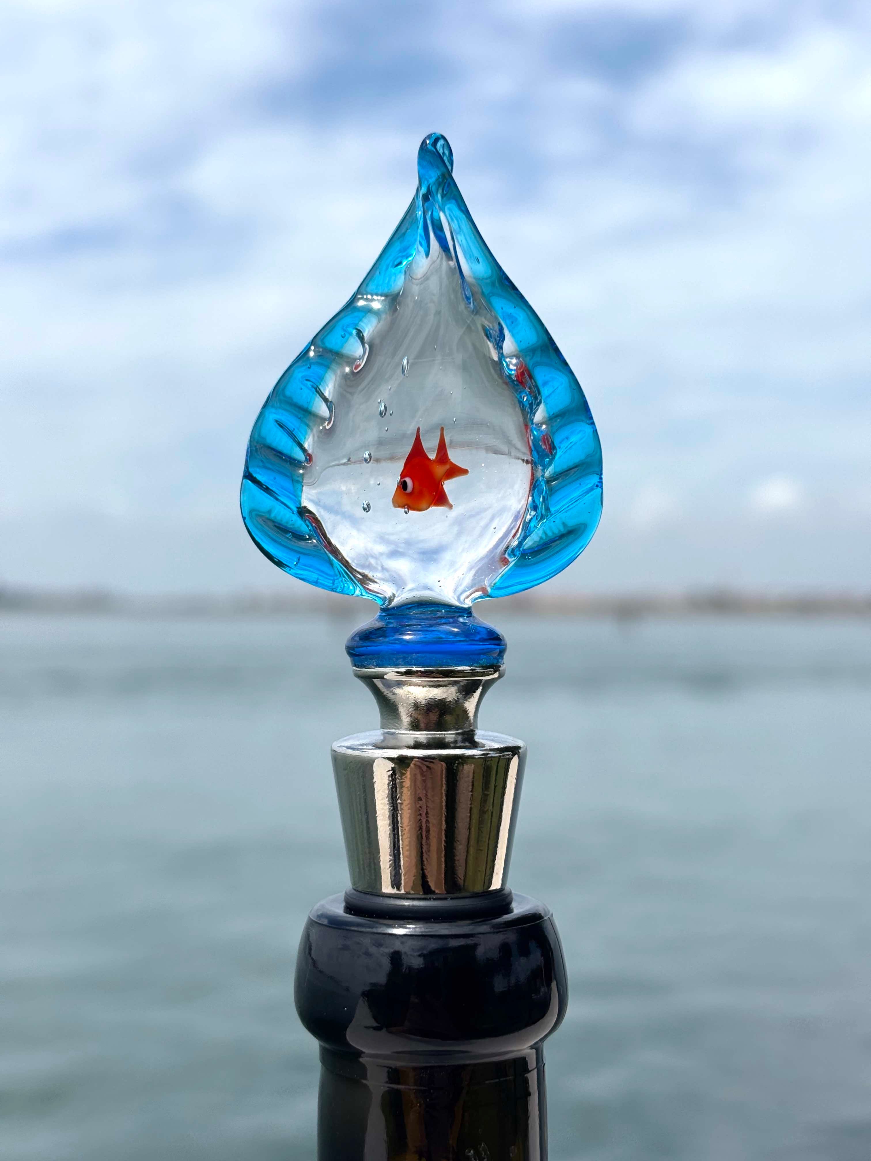 Tappo decorativo per bottiglia in vetro di Murano - blu con pesce