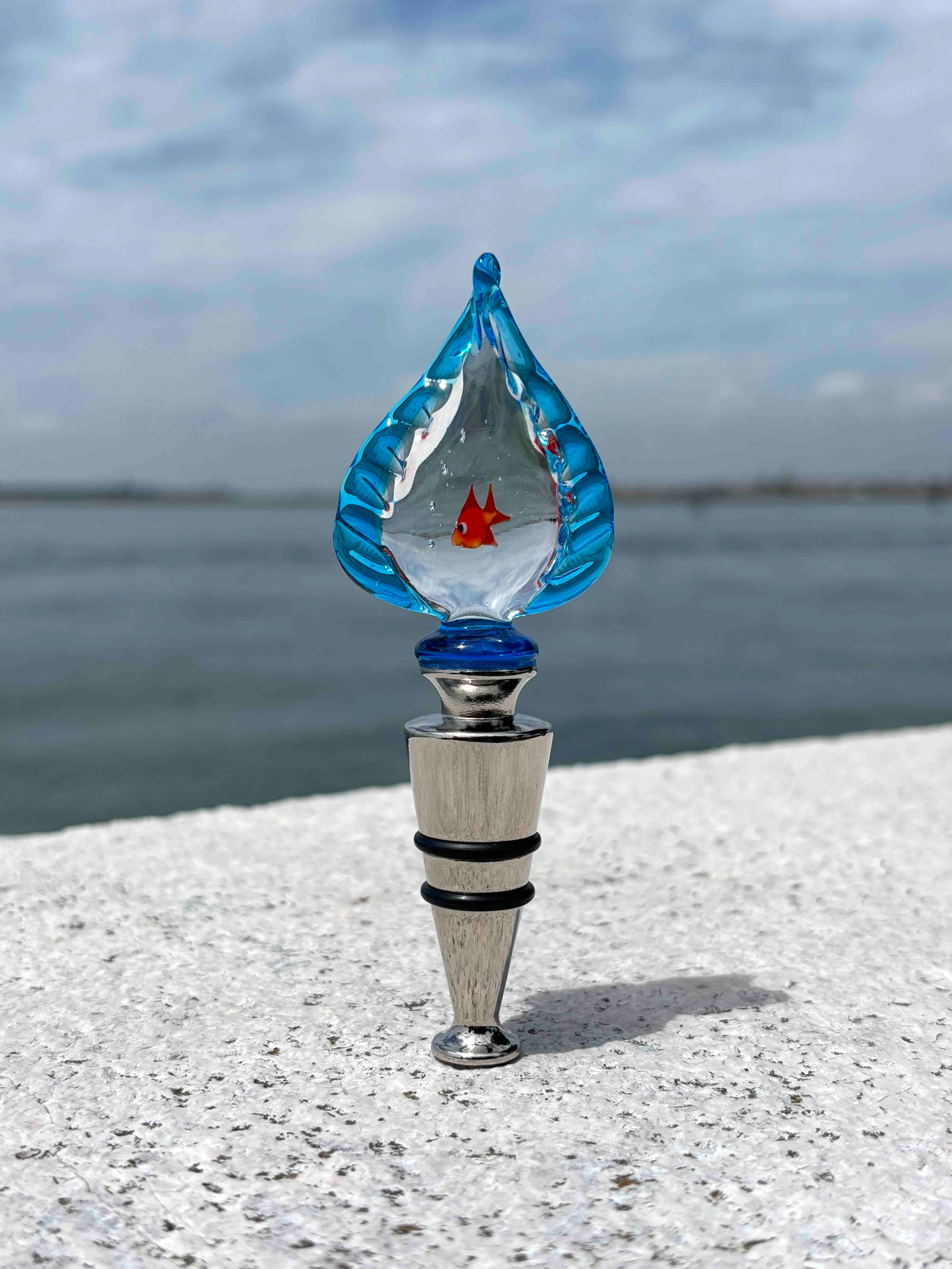 Tappo decorativo per bottiglia in vetro di Murano - blu con pesce