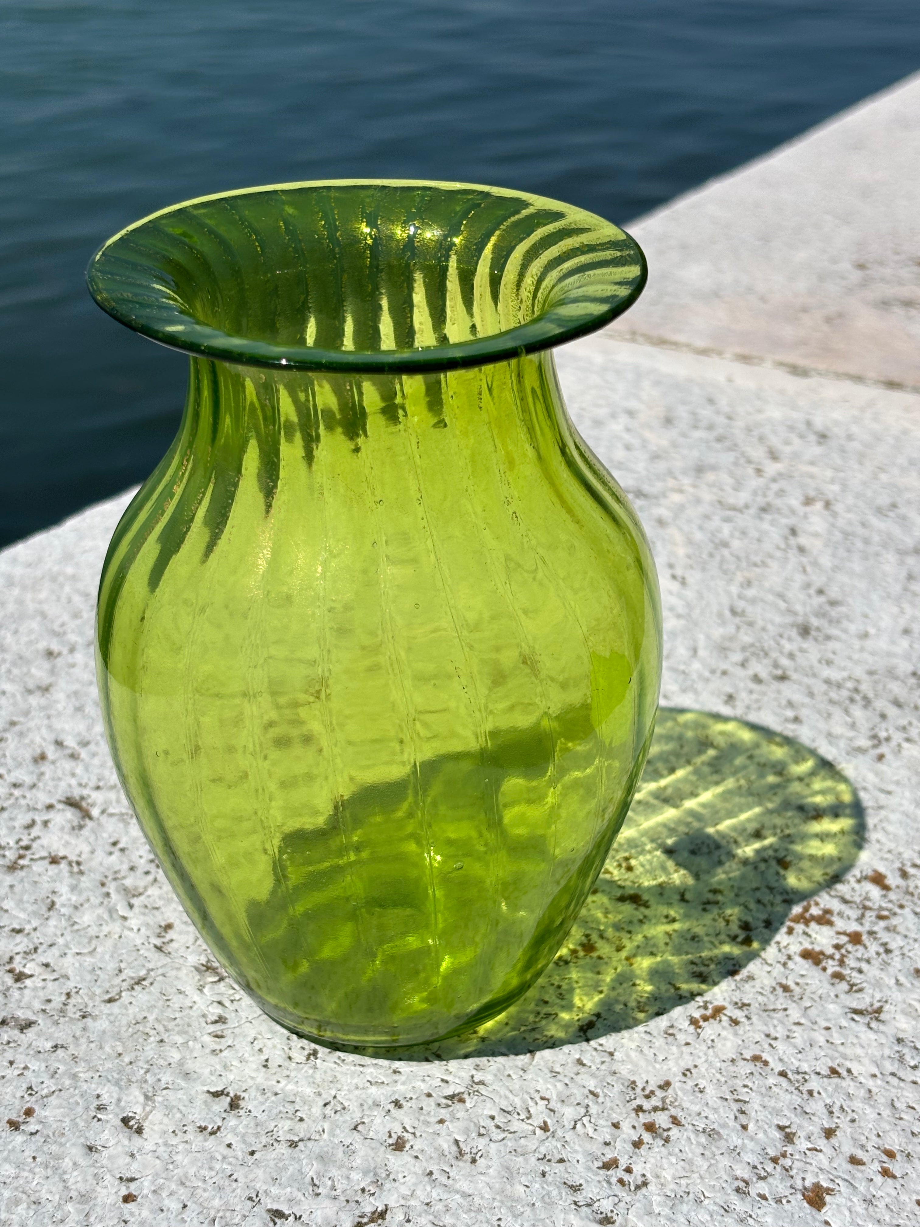 Vaso in autentico vetro di Murano verde con foglia d'oro