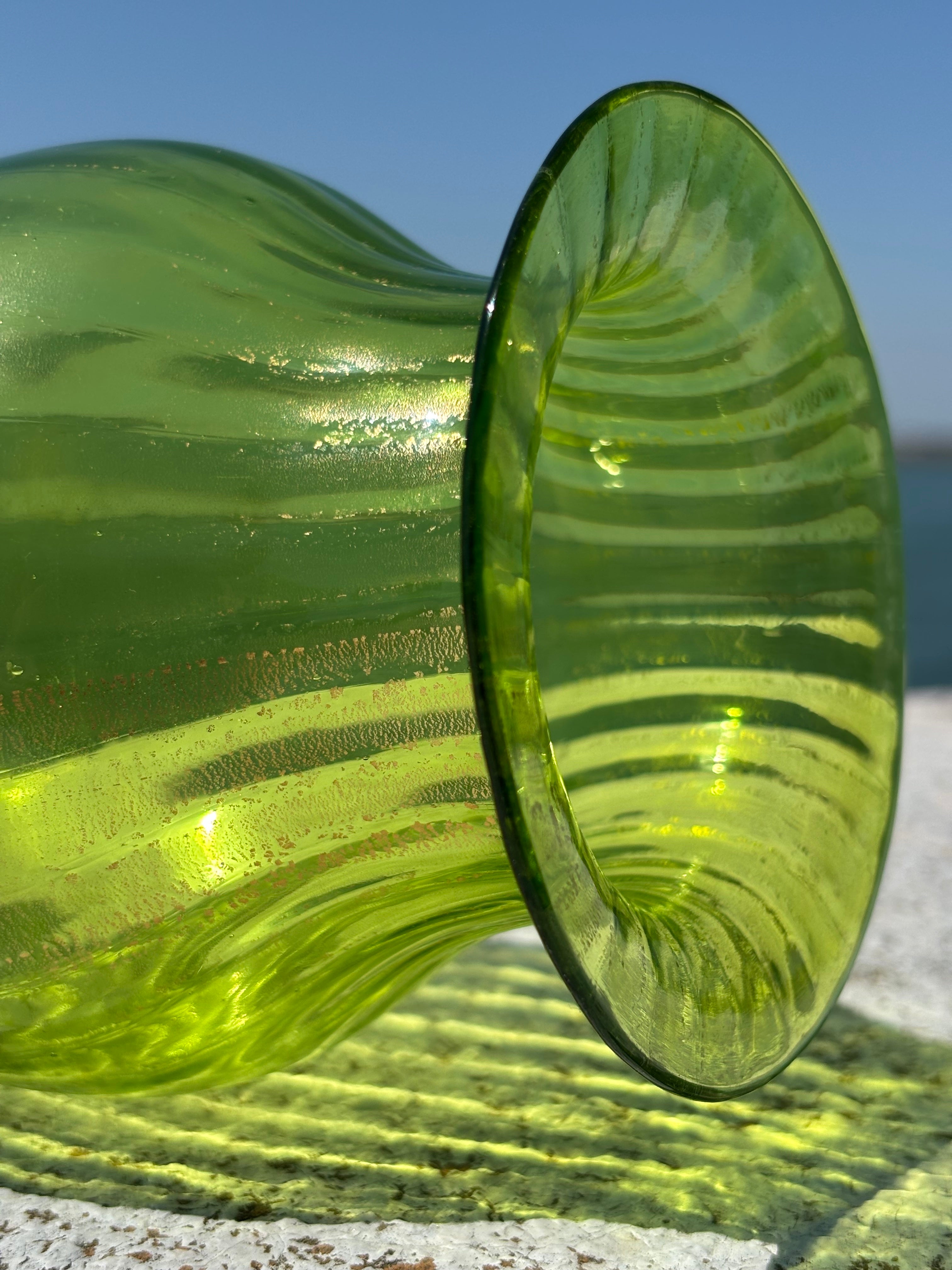 Vaso in autentico vetro di Murano verde con foglia d'oro