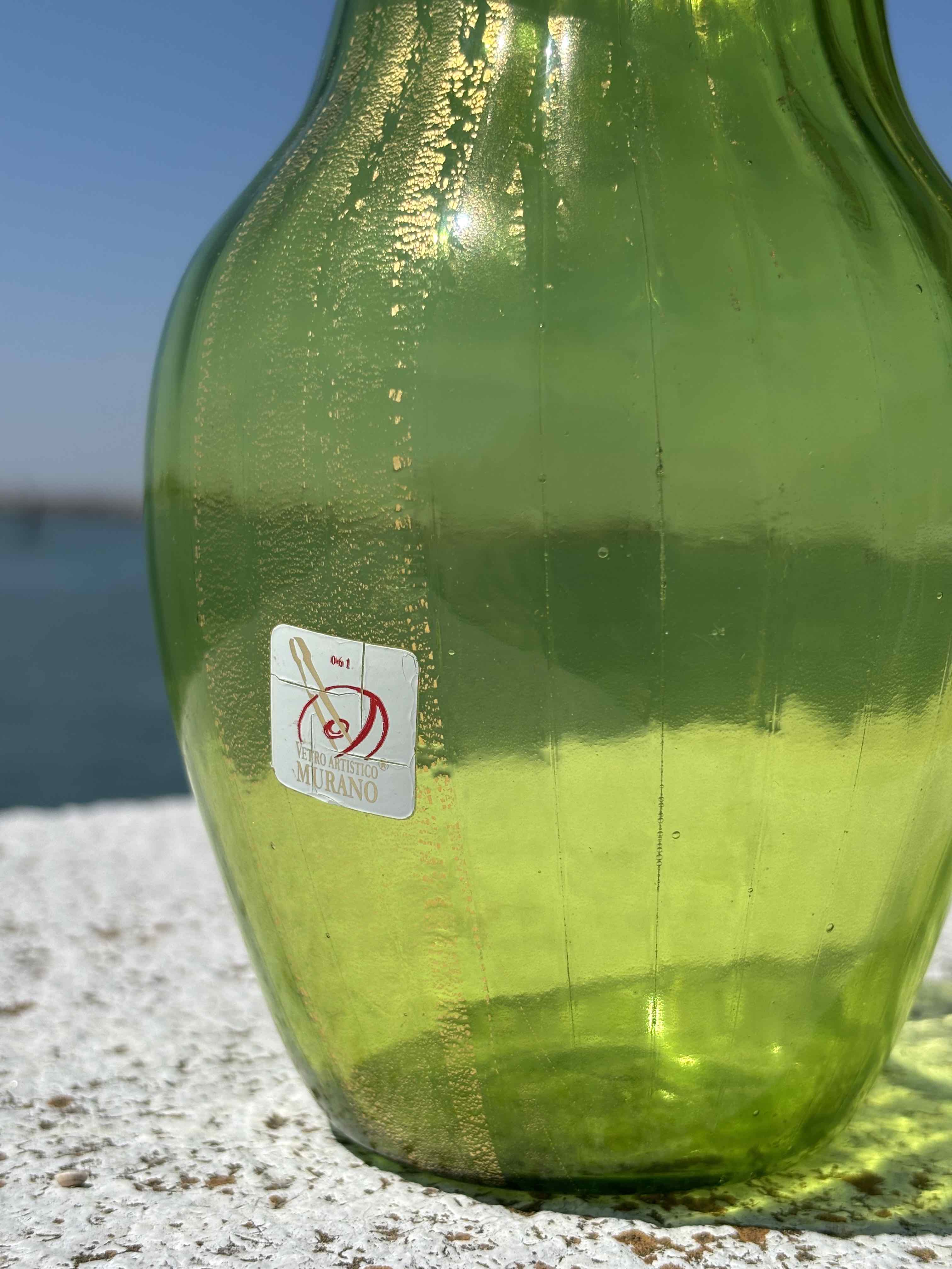 Vaso in autentico vetro di Murano verde con foglia d'oro
