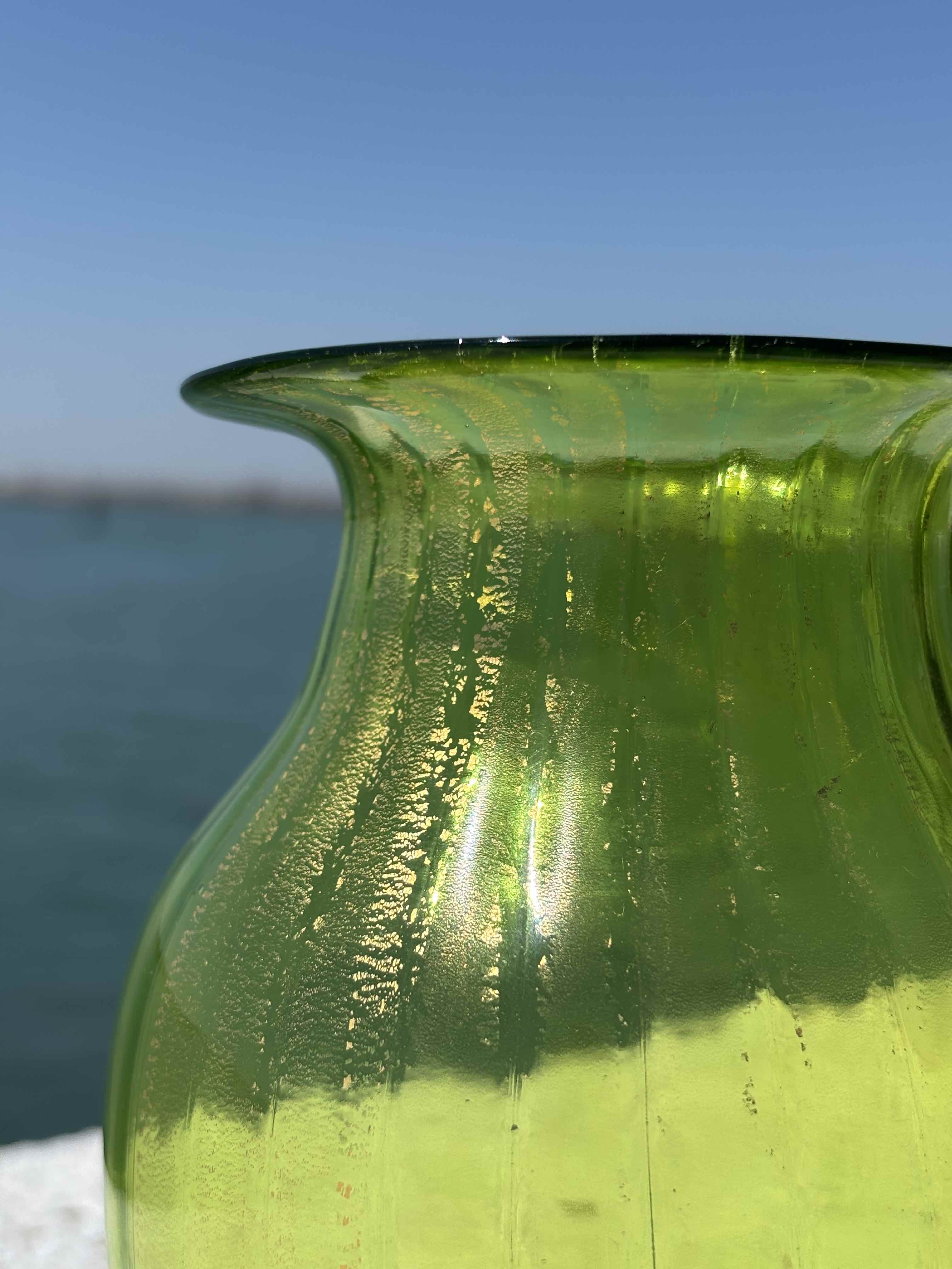 Vaso in autentico vetro di Murano verde con foglia d'oro