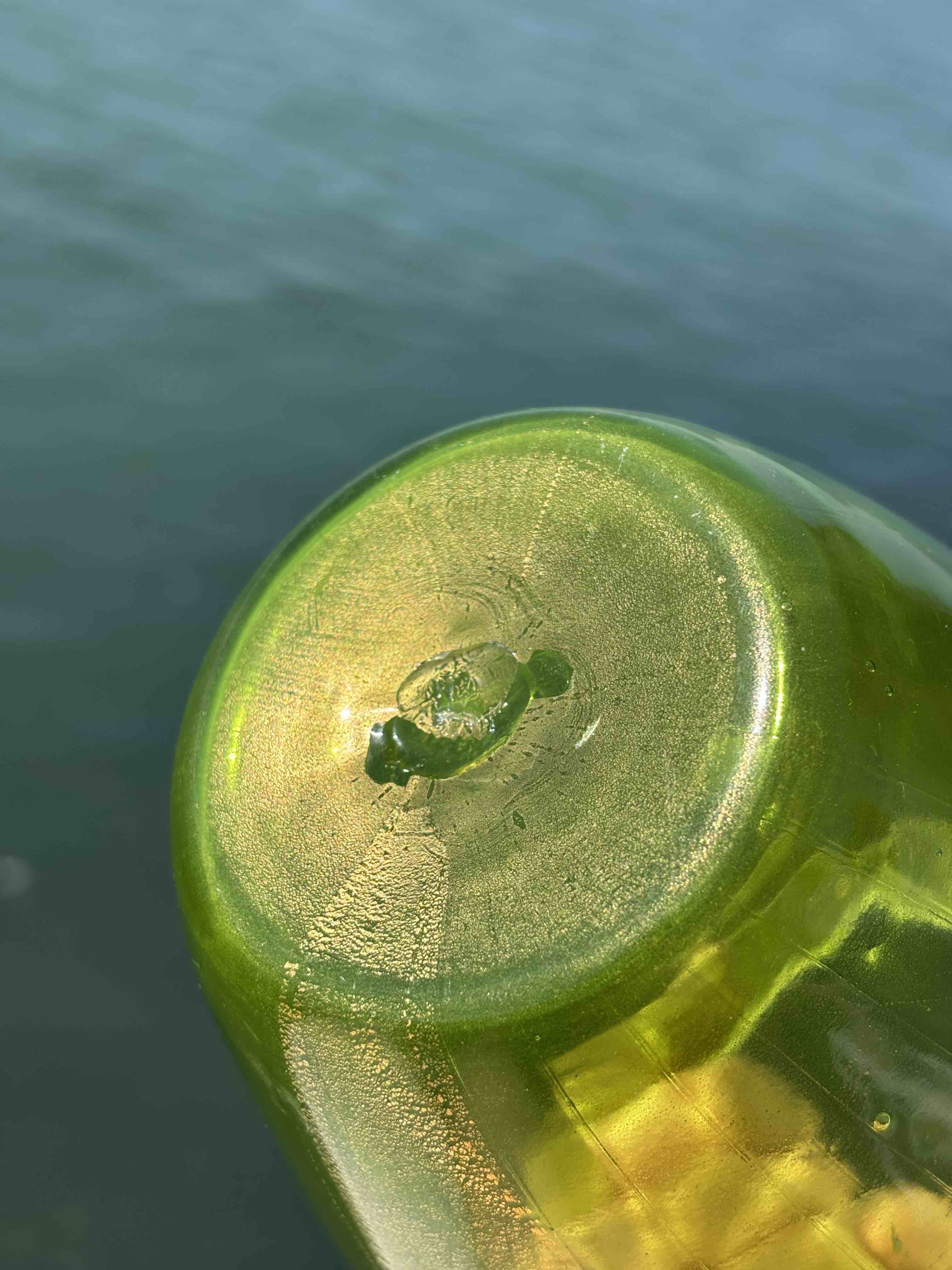 Vaso in autentico vetro di Murano verde con foglia d'oro