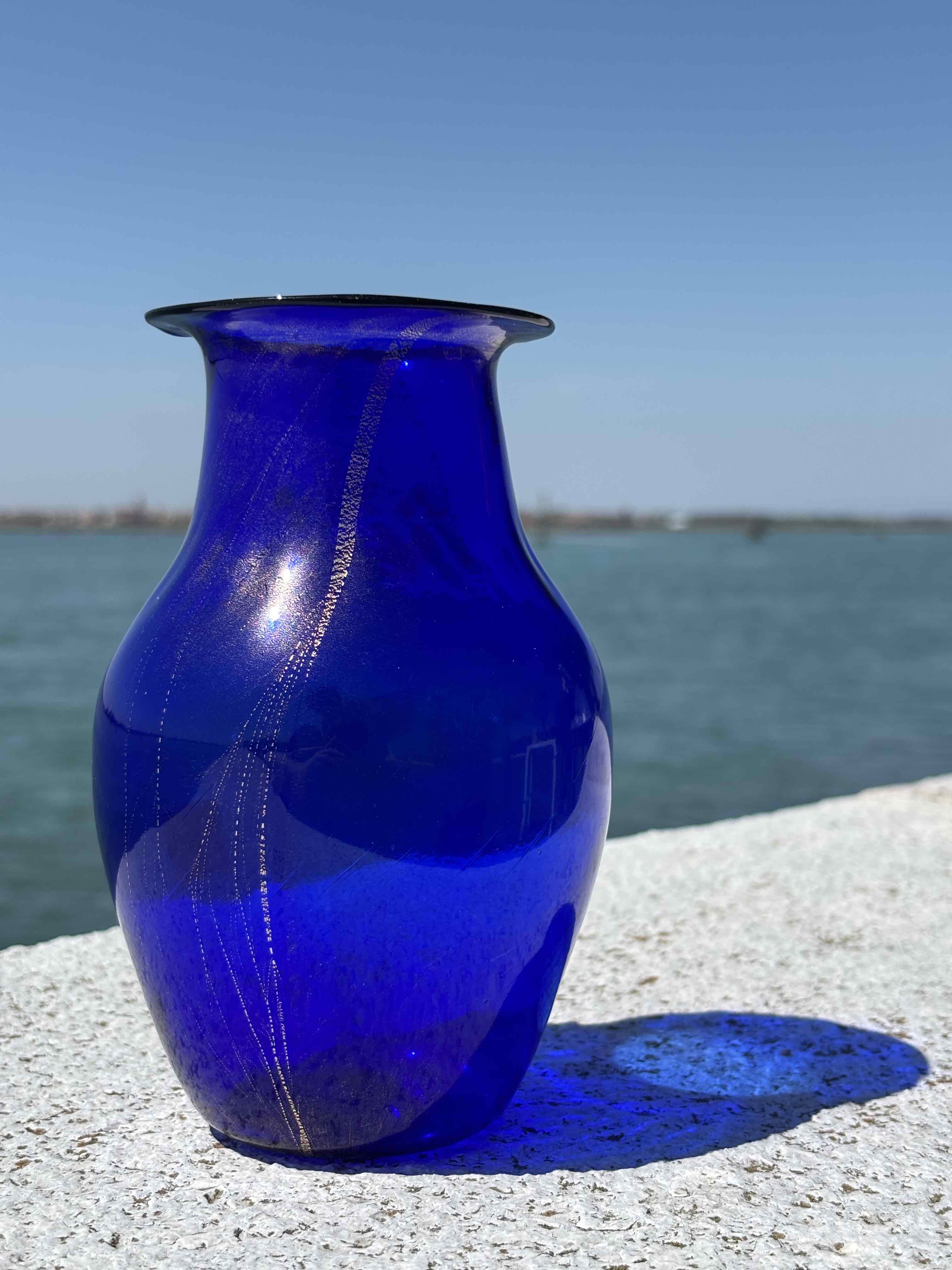 Vaso in autentico vetro di Murano blu con foglia d'oro