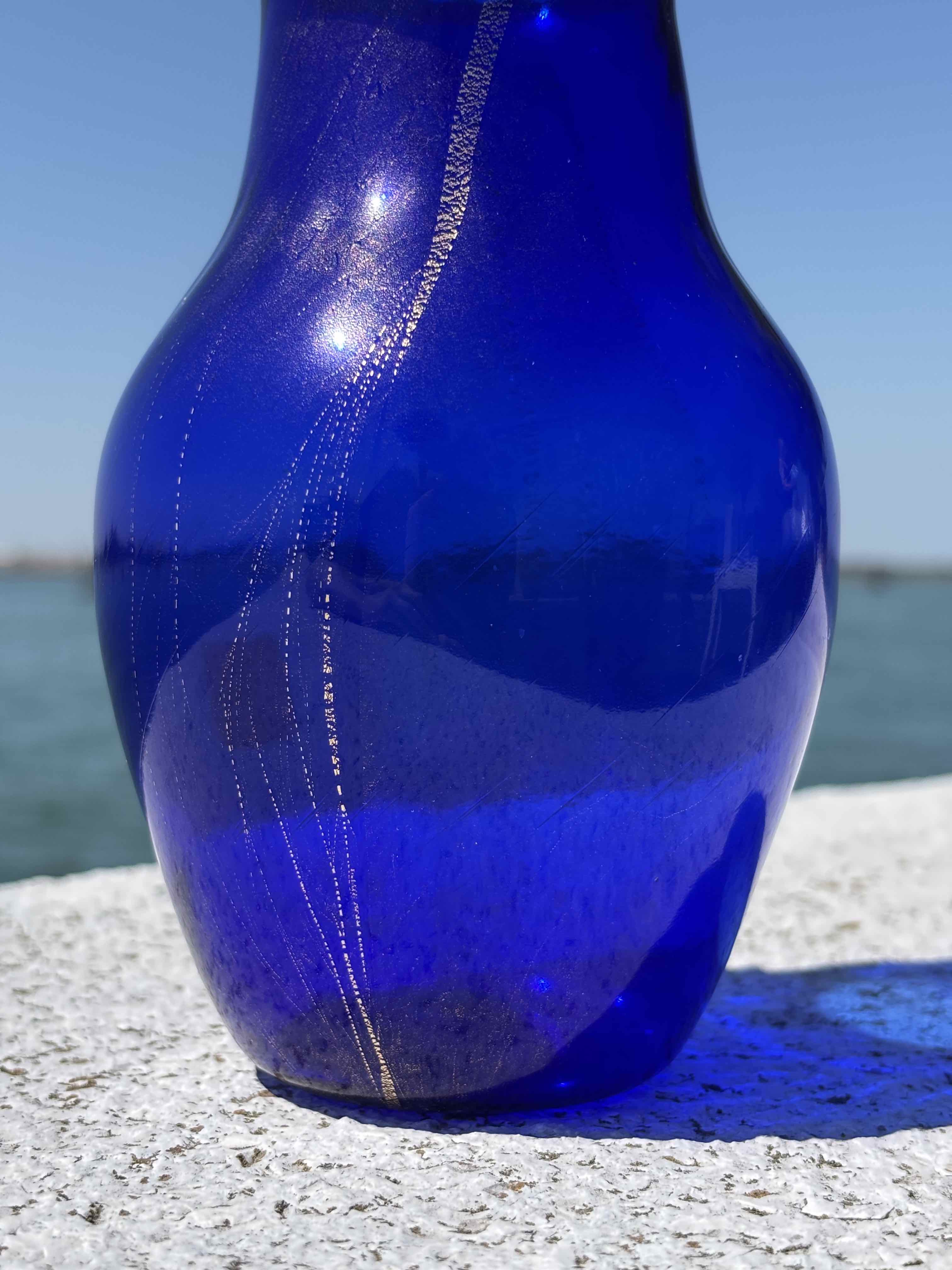 Vaso in autentico vetro di Murano blu con foglia d'oro