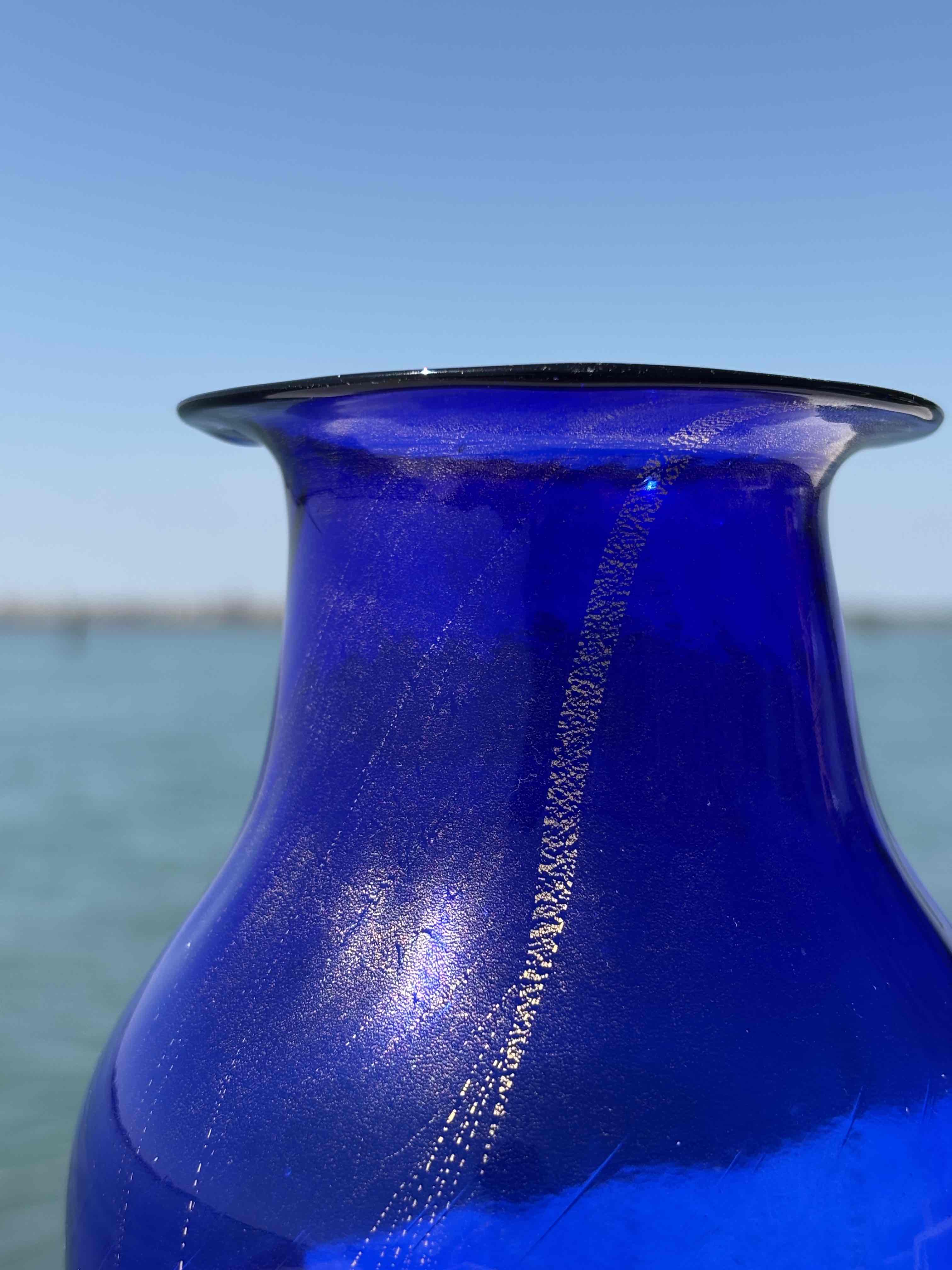 Vaso in autentico vetro di Murano blu con foglia d'oro