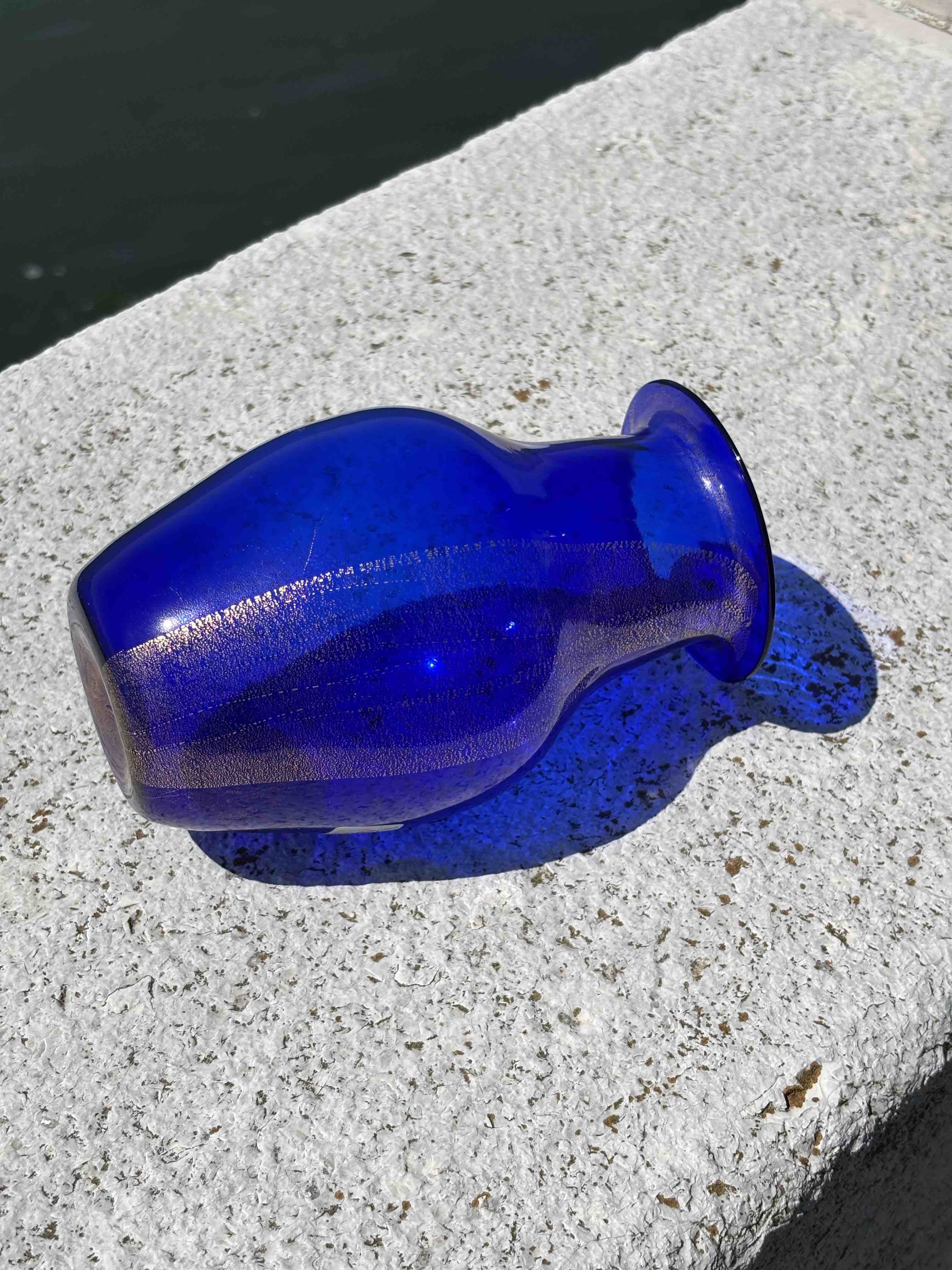 Vaso in autentico vetro di Murano blu con foglia d'oro