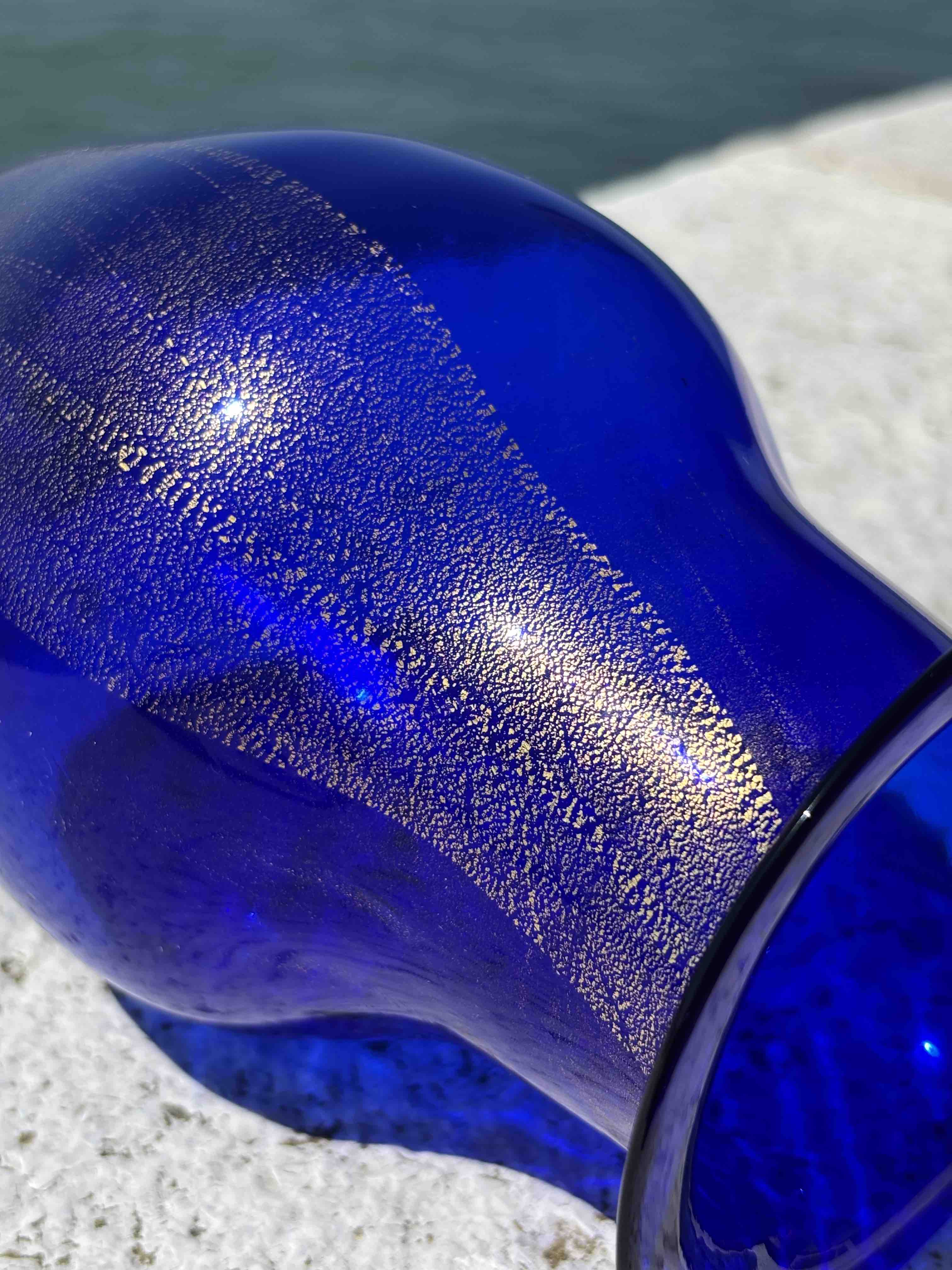 Vaso in autentico vetro di Murano blu con foglia d'oro
