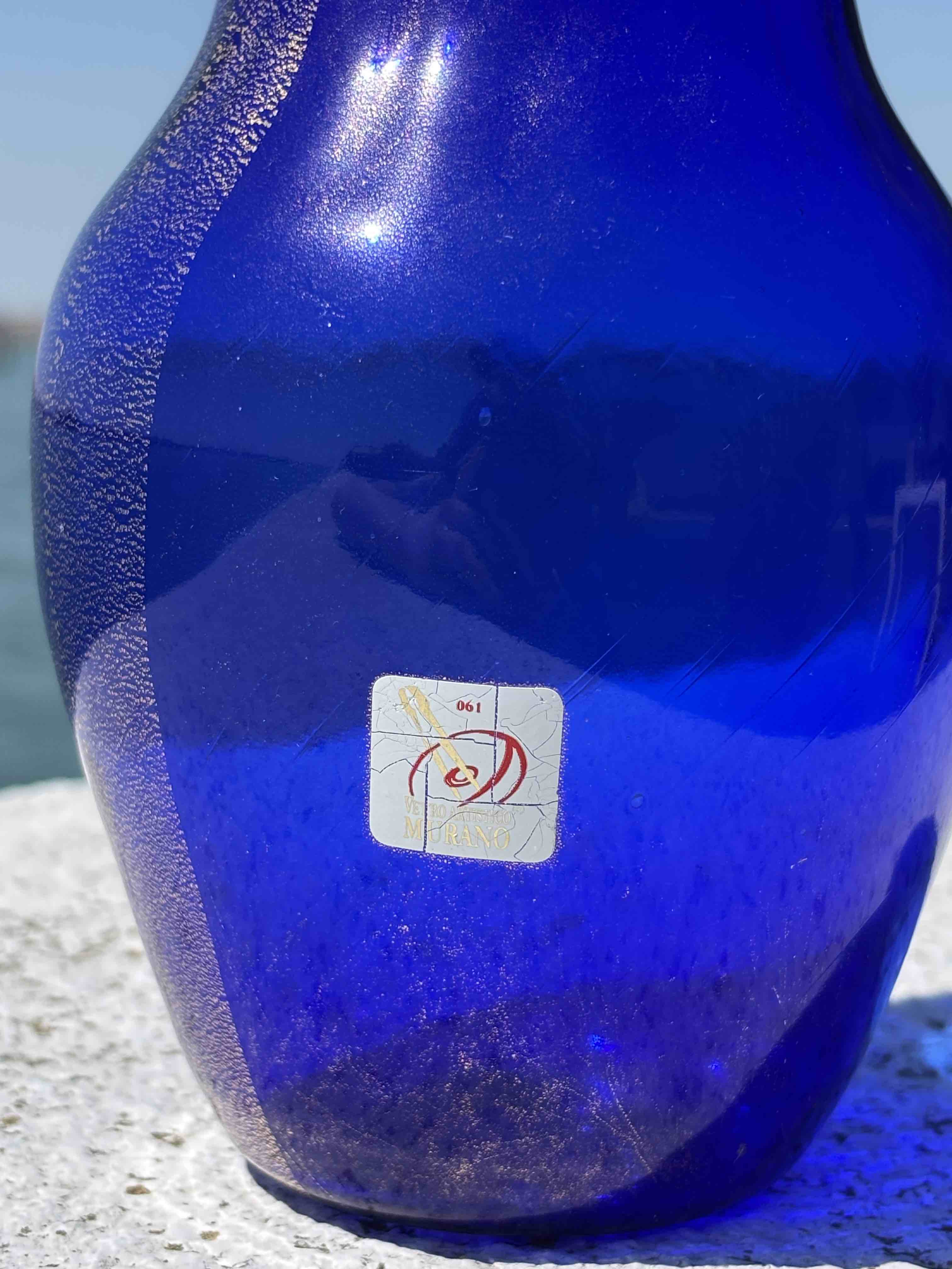 Vaso in autentico vetro di Murano blu con foglia d'oro