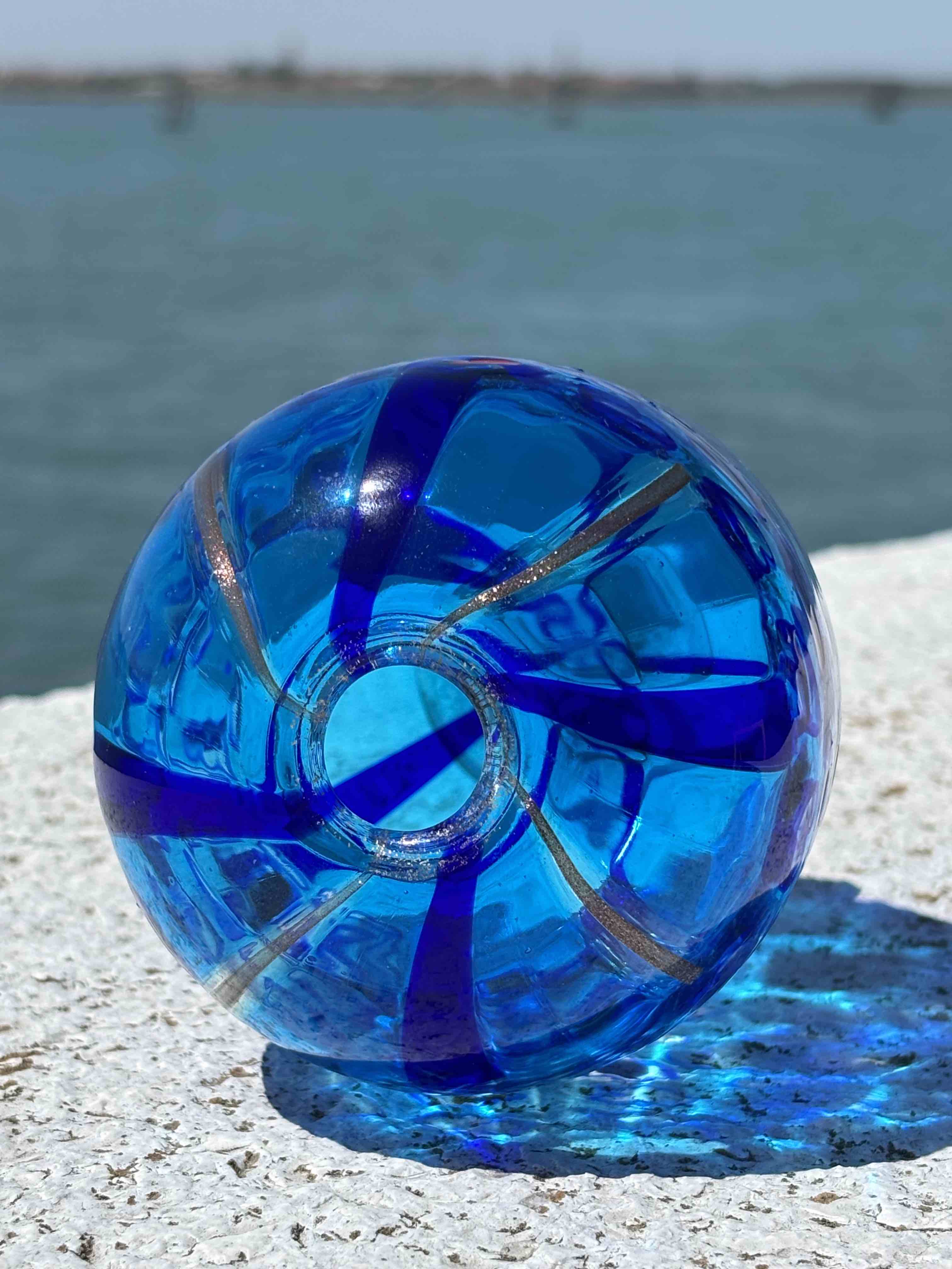 Vaso in autentico vetro di Murano blu decorato