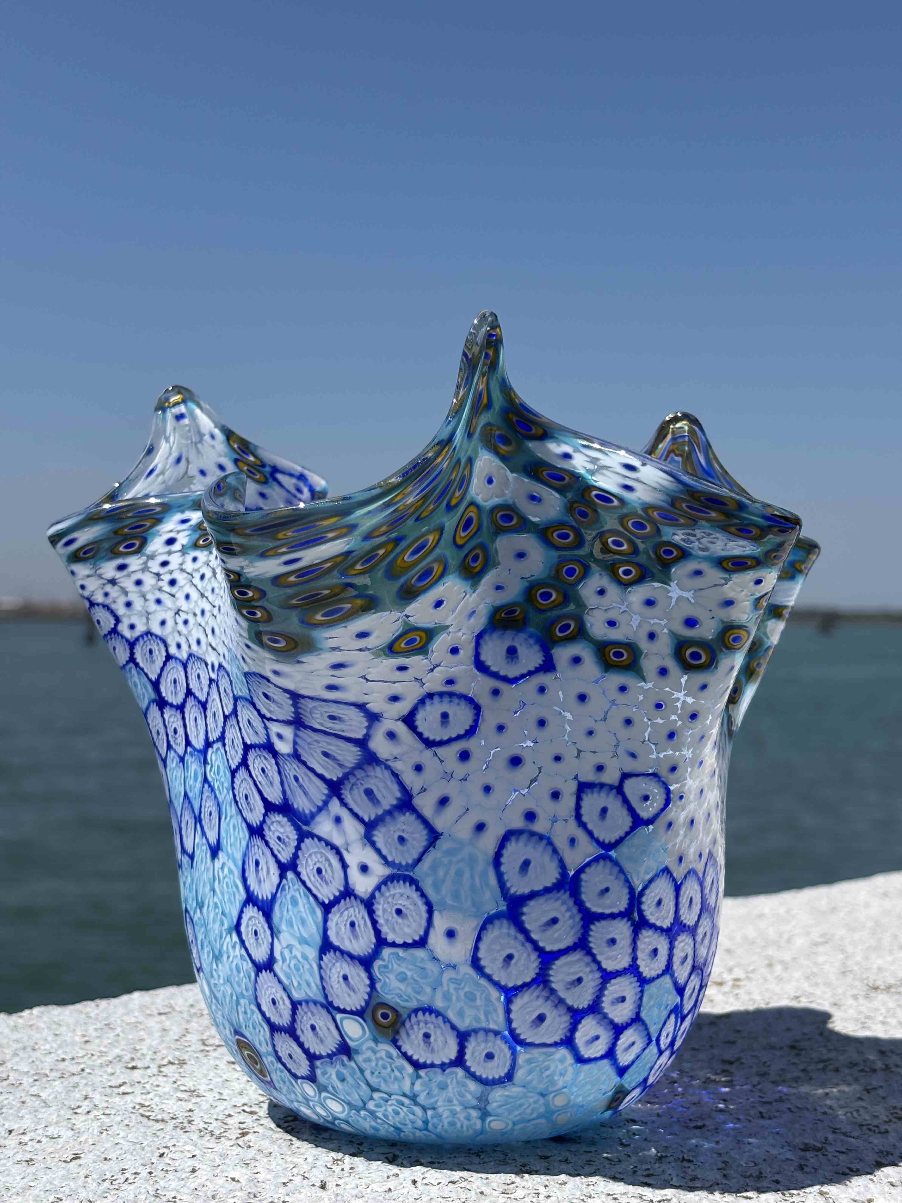 Vaso in autentico vetro di Murano blu e bianco con Murrine