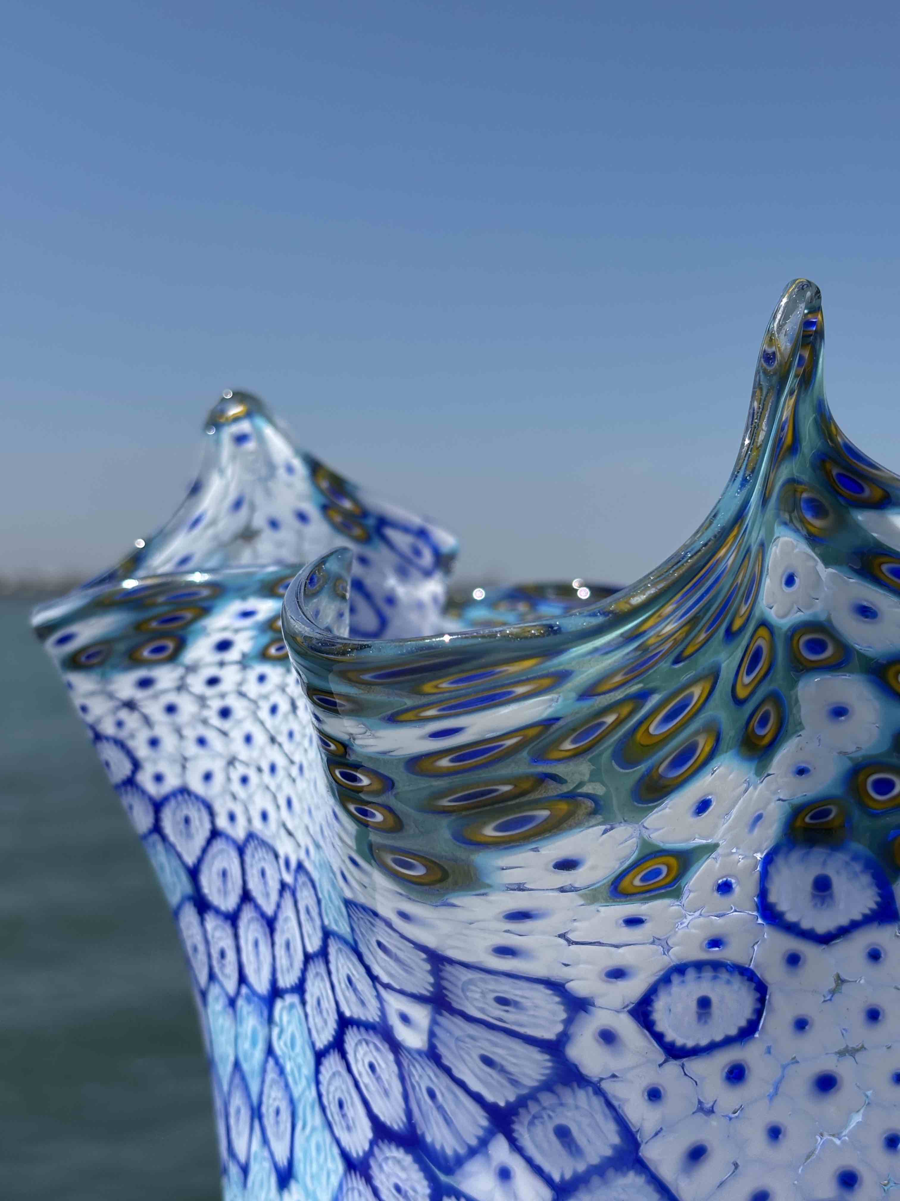 Vaso in autentico vetro di Murano blu e bianco con Murrine