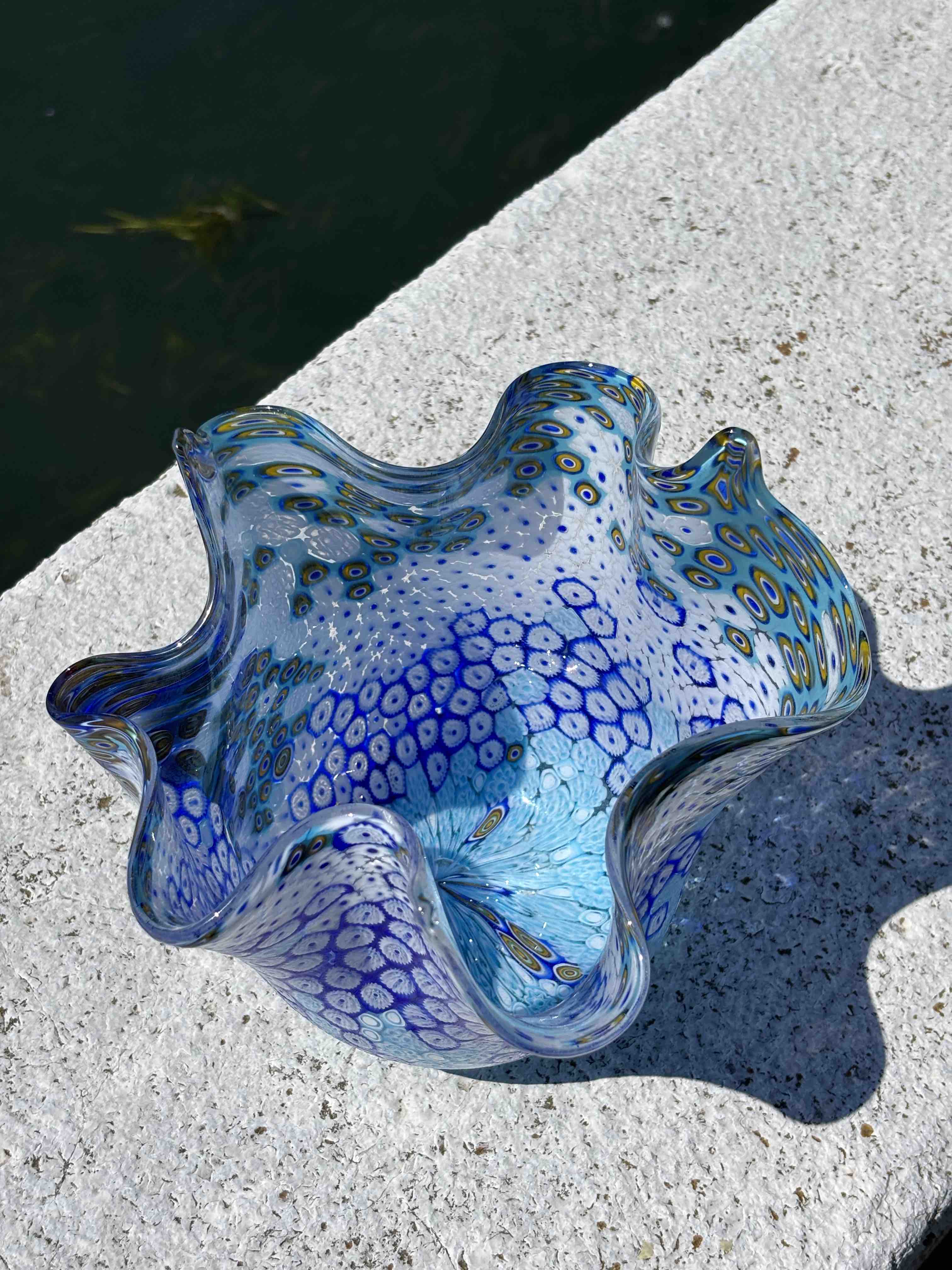 Vaso in autentico vetro di Murano blu e bianco con Murrine