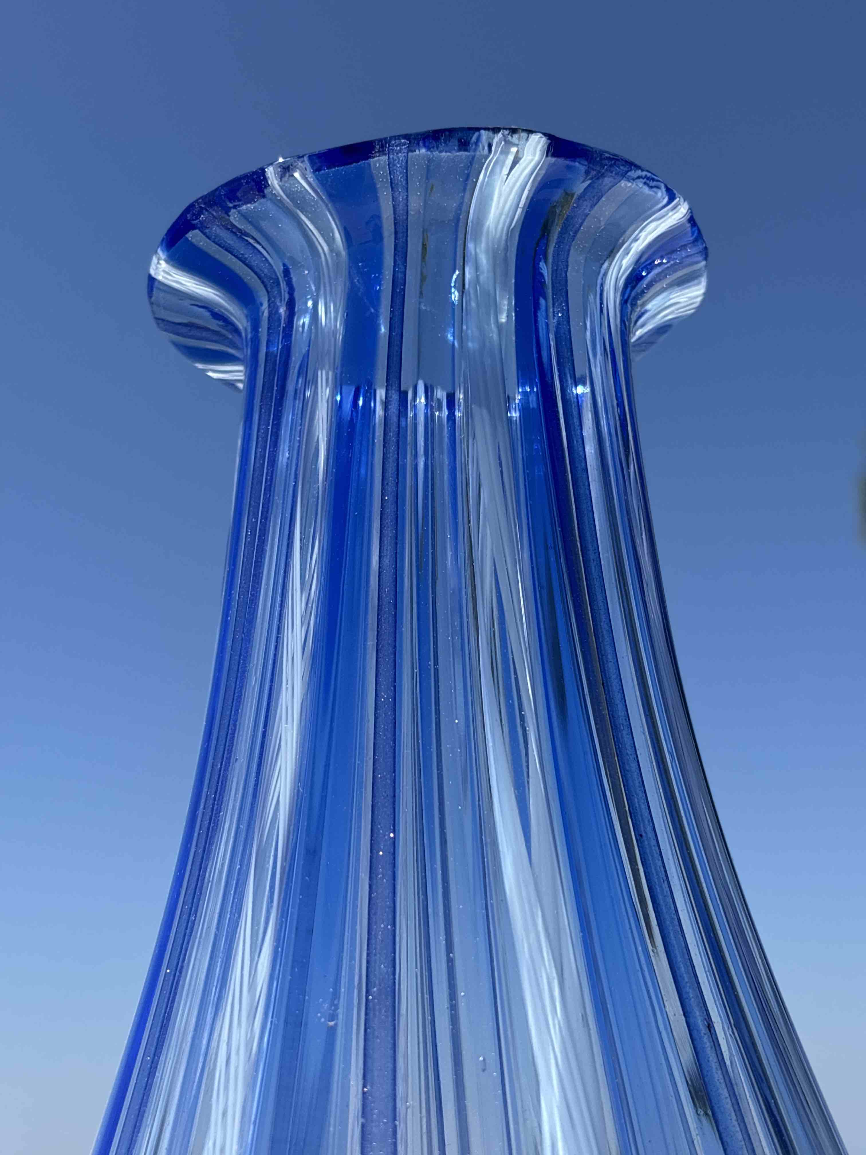 Vaso in autentico vetro di Murano blu e zanfirico bianco