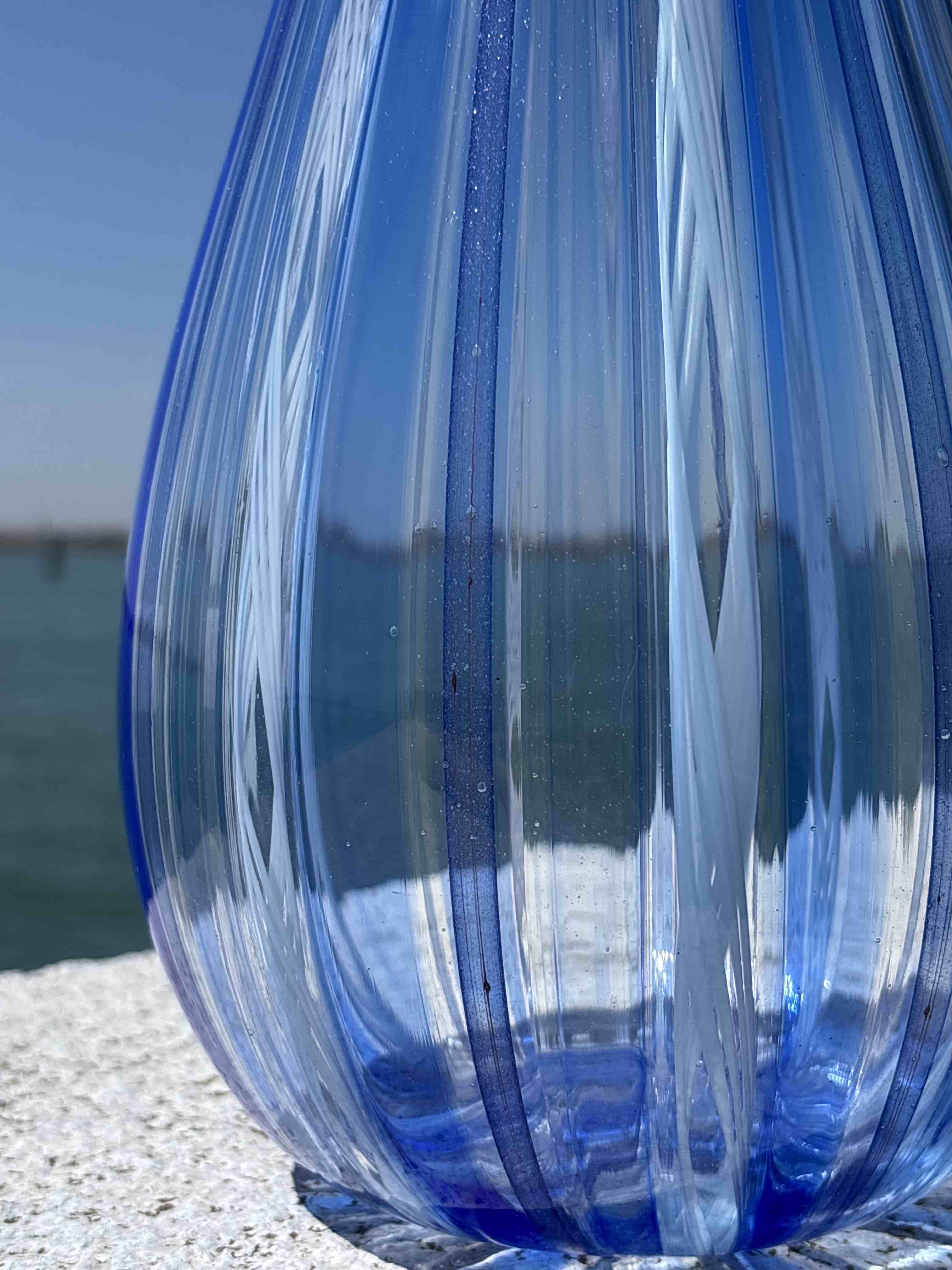 Vaso in autentico vetro di Murano blu e zanfirico bianco