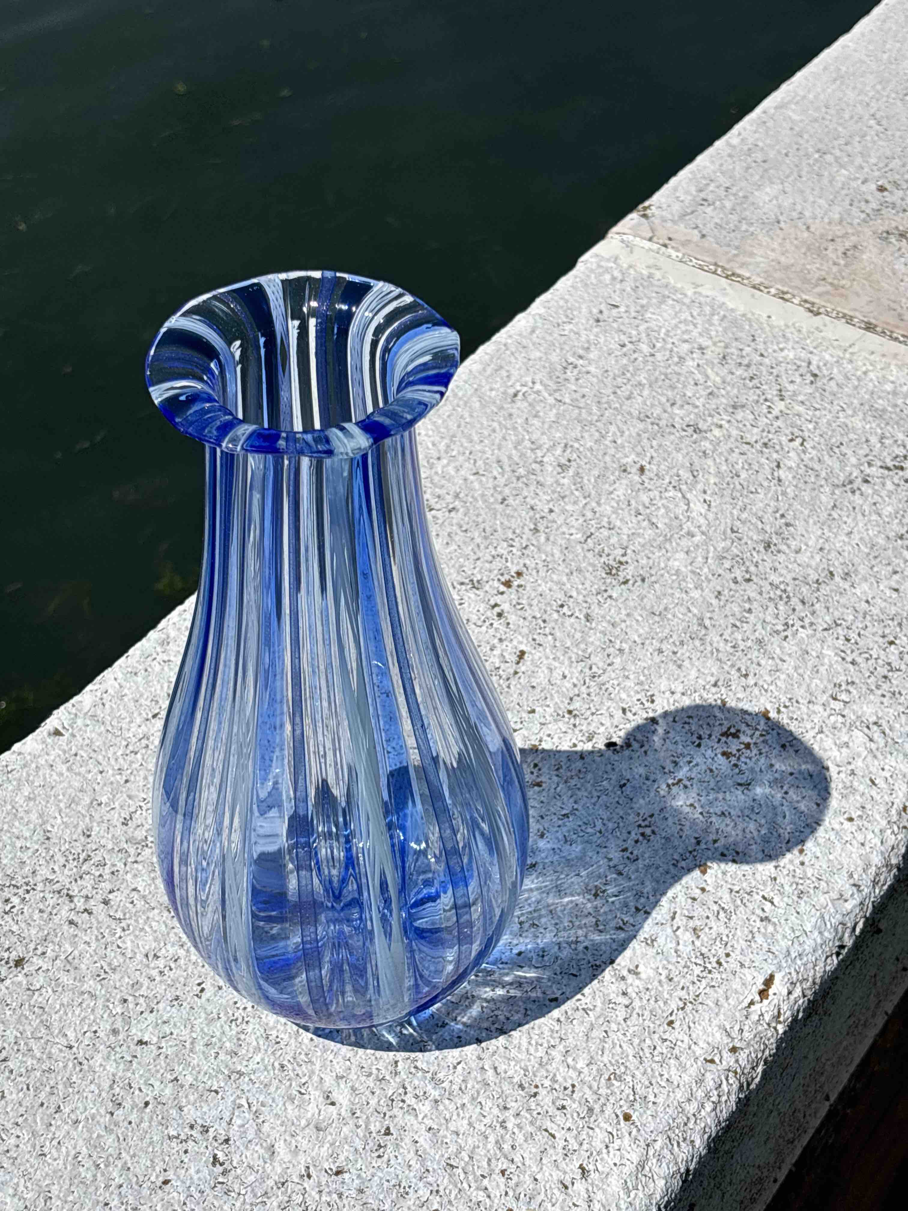 Vaso in autentico vetro di Murano blu e zanfirico bianco