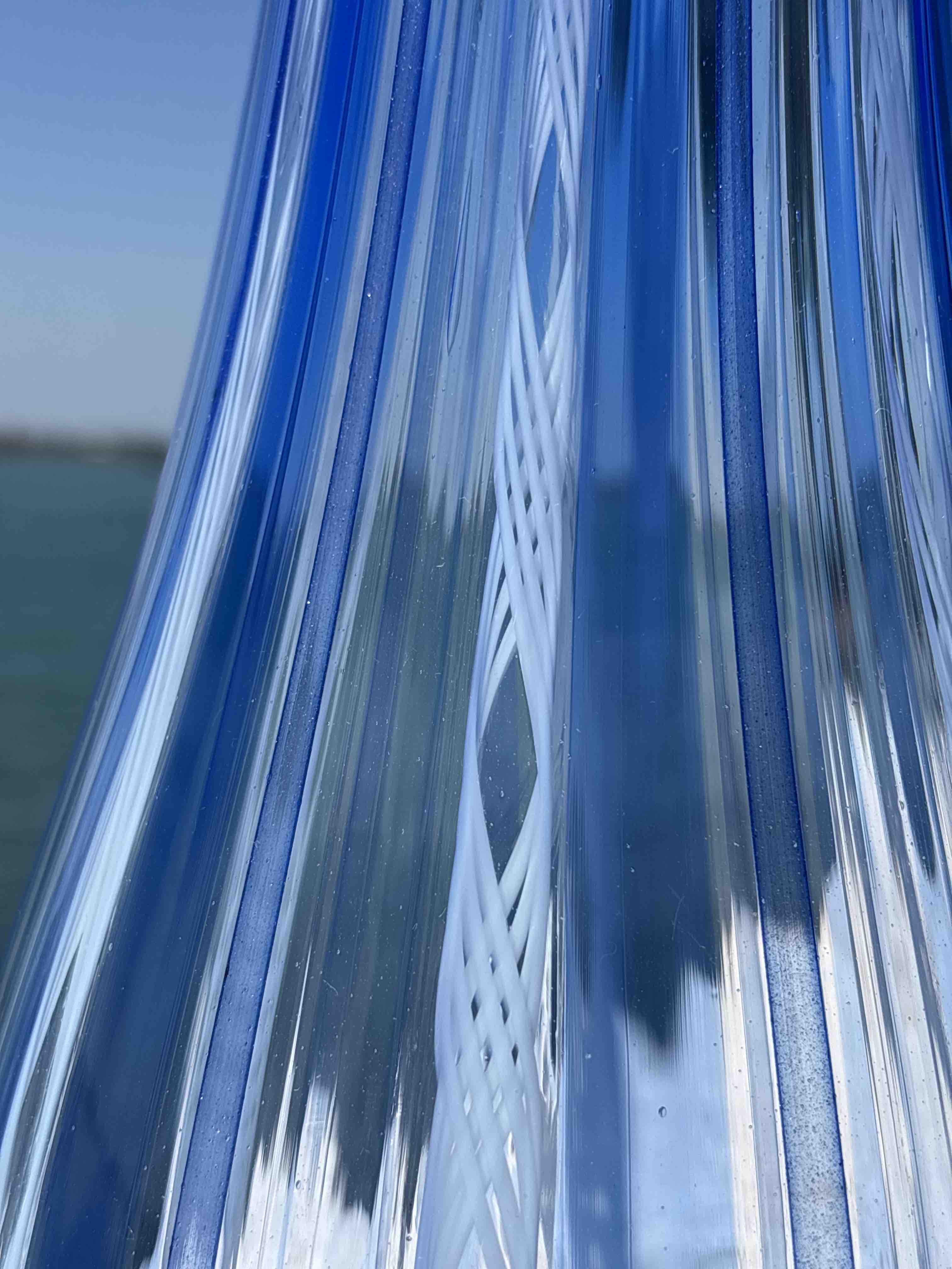 Vaso in autentico vetro di Murano blu e zanfirico bianco