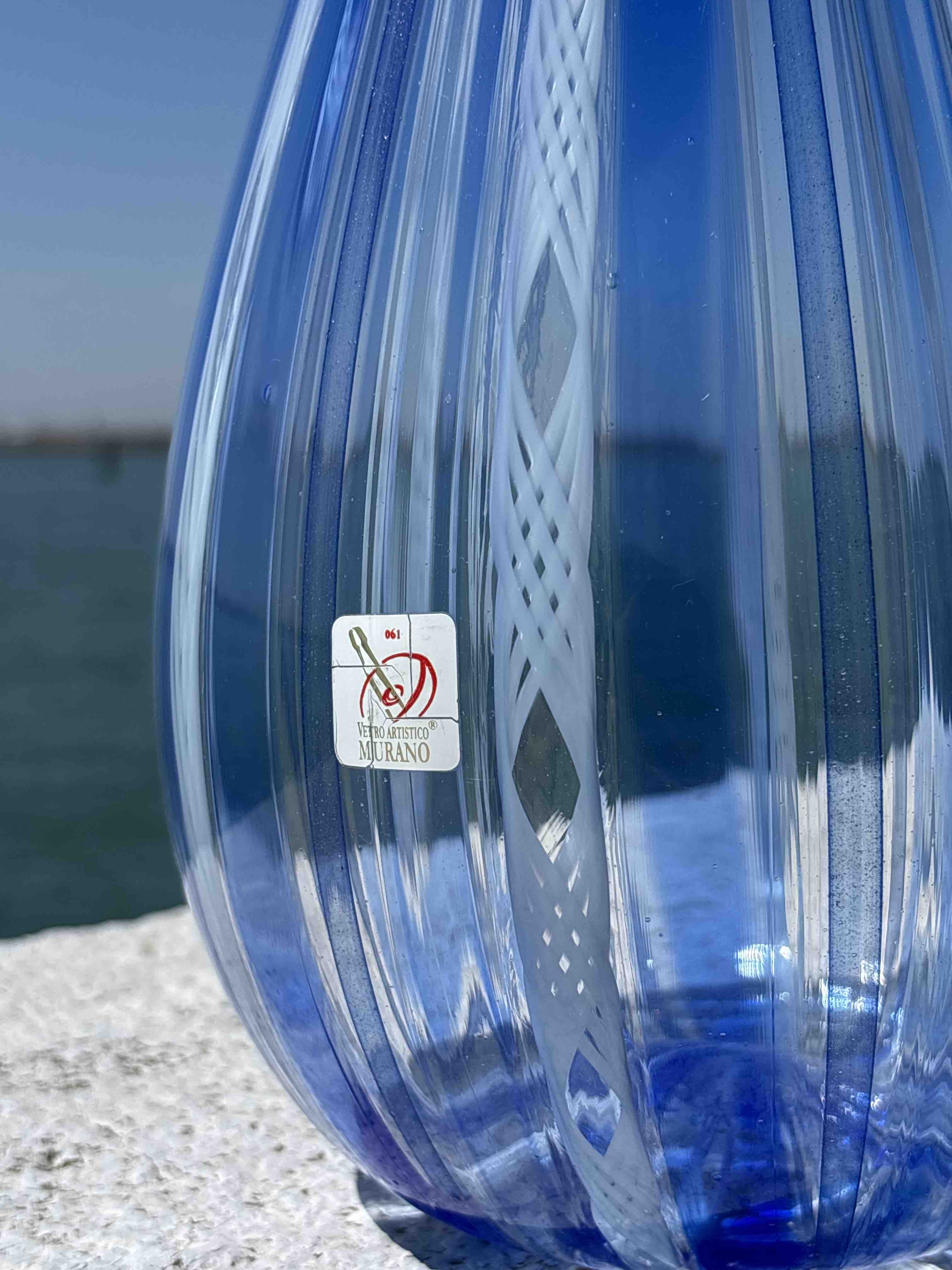Vaso in autentico vetro di Murano blu e zanfirico bianco