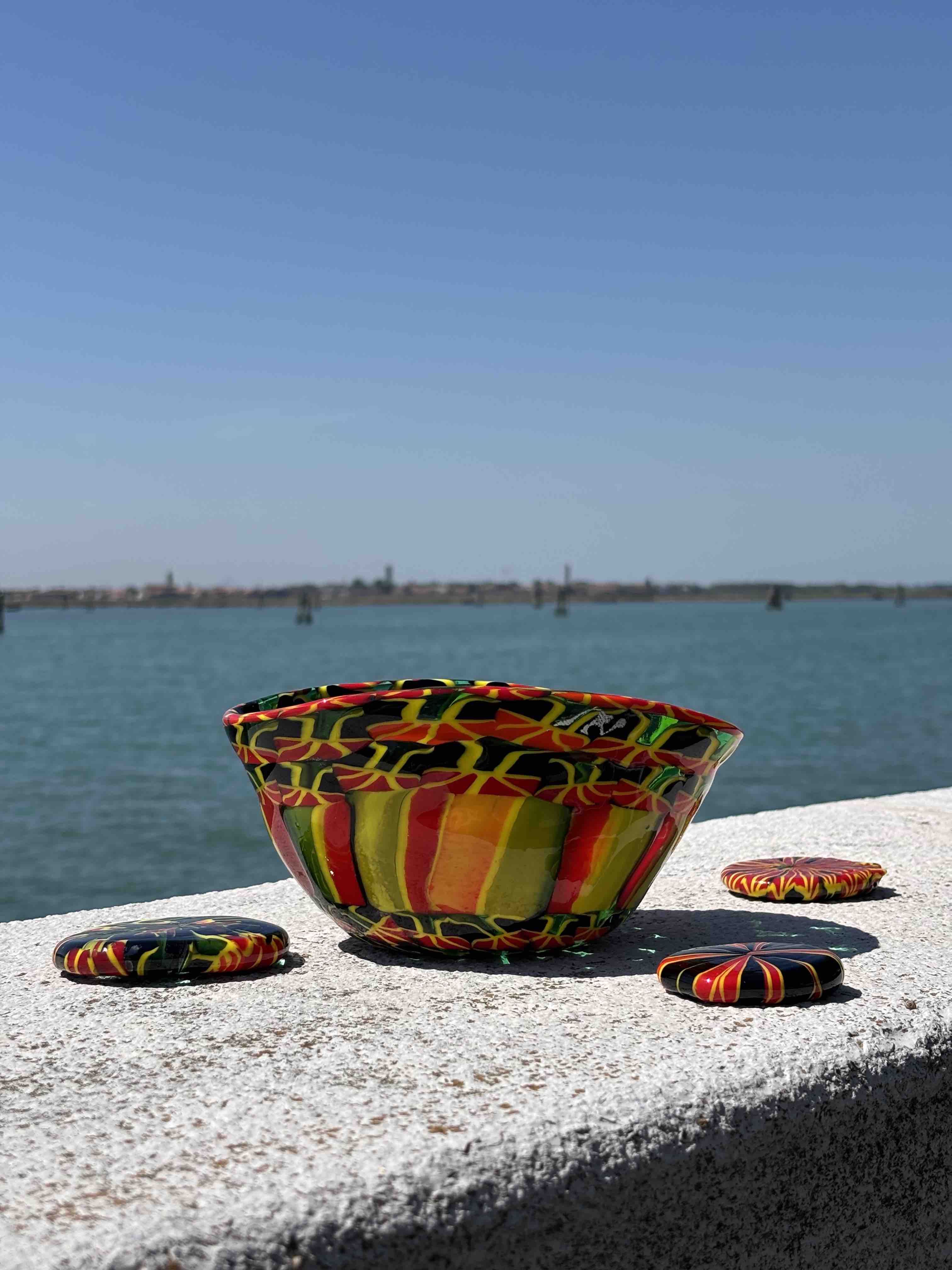 Ciotola in autentico vetro di Murano nero rosso giallo