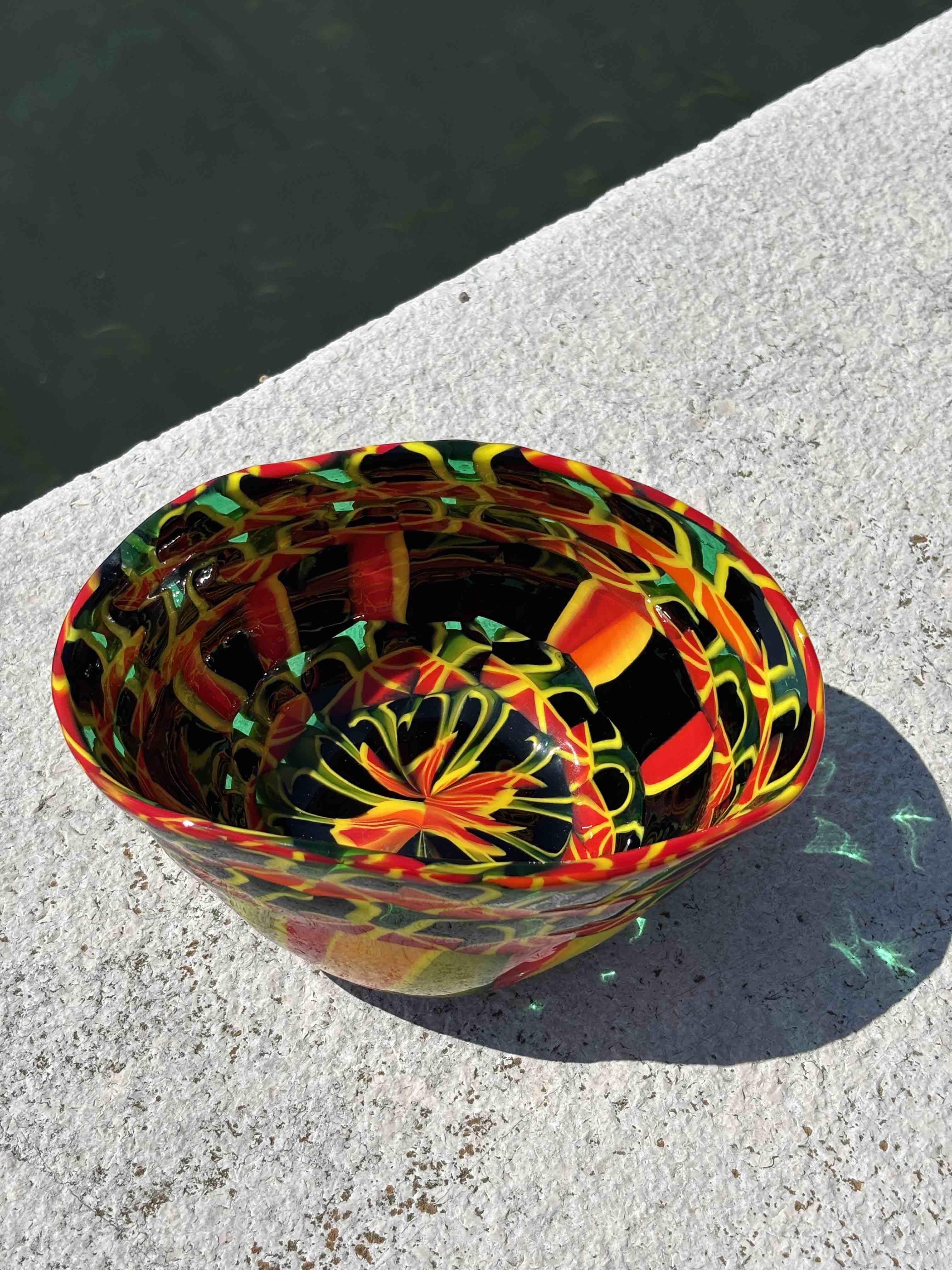 Ciotola in autentico vetro di Murano nero rosso giallo
