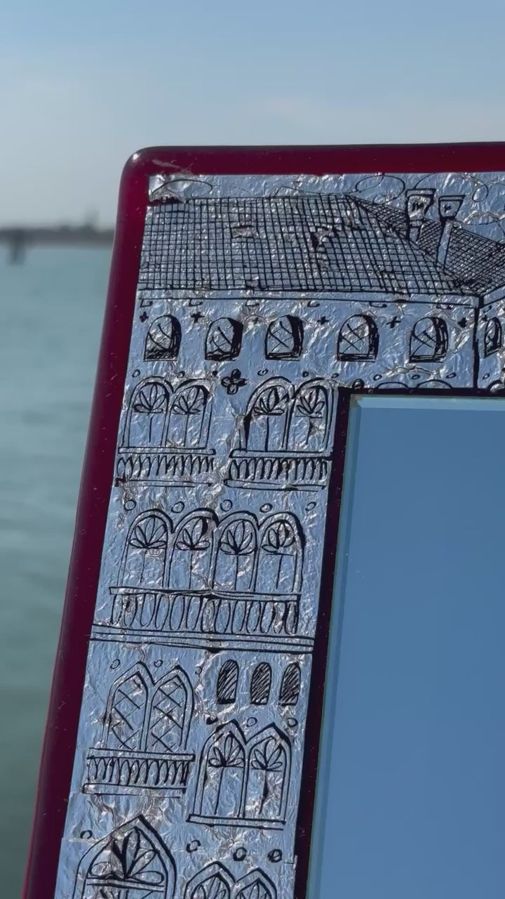Specchio con cornice incisa e foglia d'argento