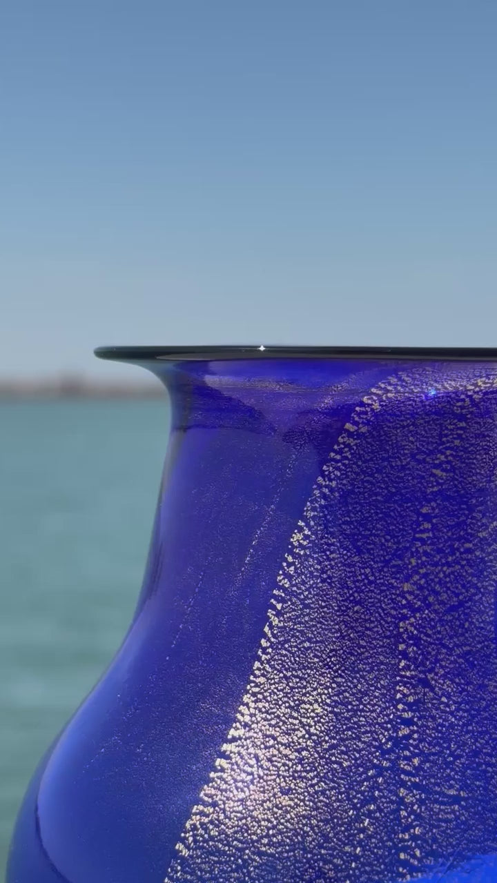 Vaso in autentico vetro di Murano blu con foglia d'oro