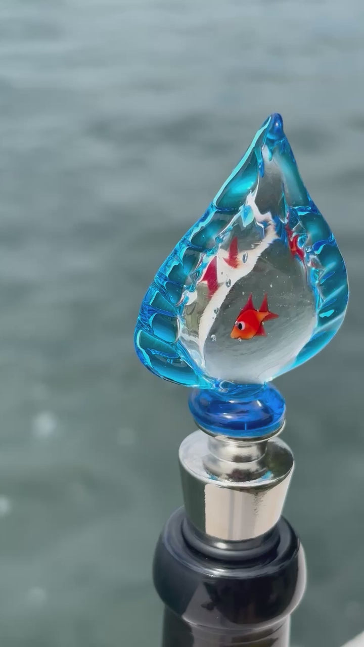Tappo decorativo per bottiglia in vetro di Murano - blu con pesce