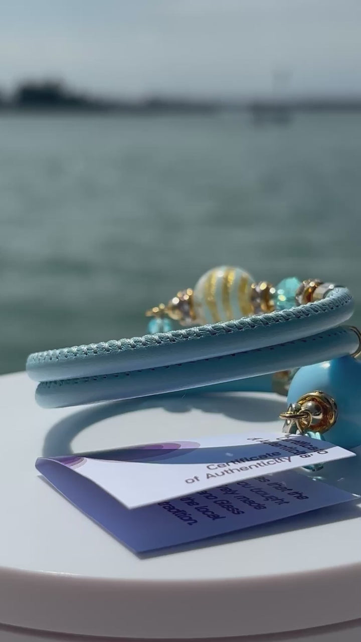 Bracciale con perle in vetro di Murano azzurro e oro