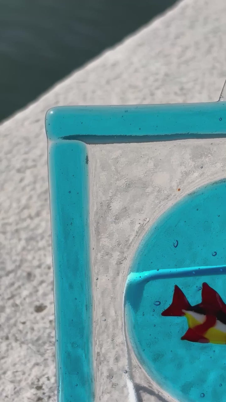 Cornice decorativa in vetro di Murano - color azzurro con pesci rossi