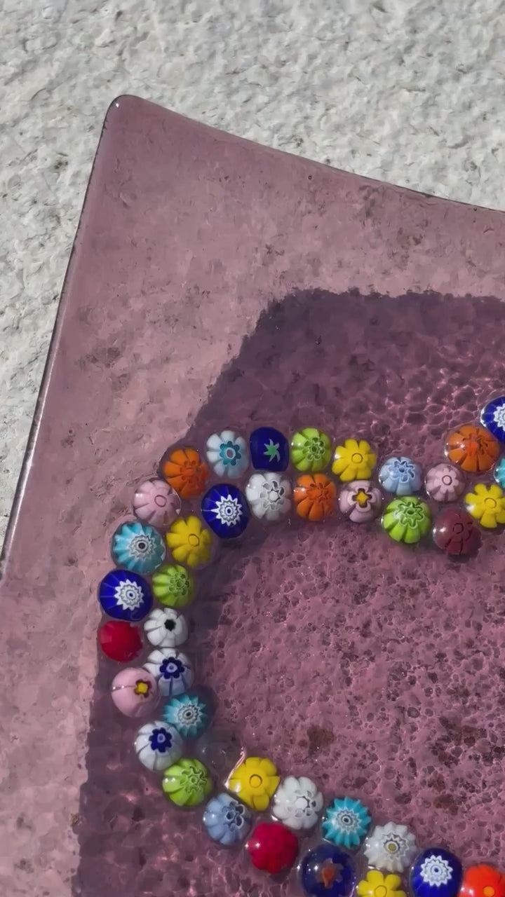 Piatto quadrato in autentico vetro di Murano rosa con decorazione di Murrine