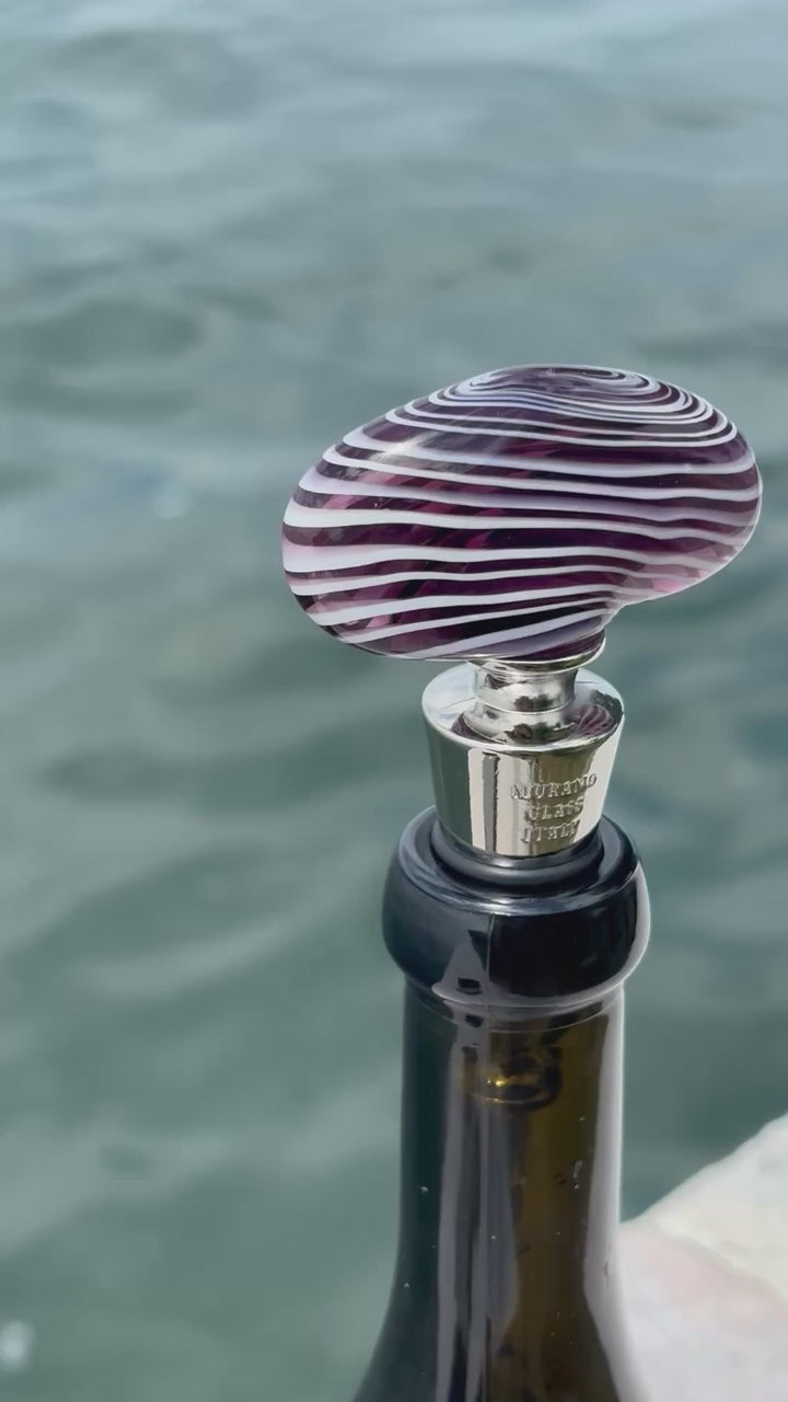Tappo decorativo per bottiglia in vetro di Murano - viola e bianco