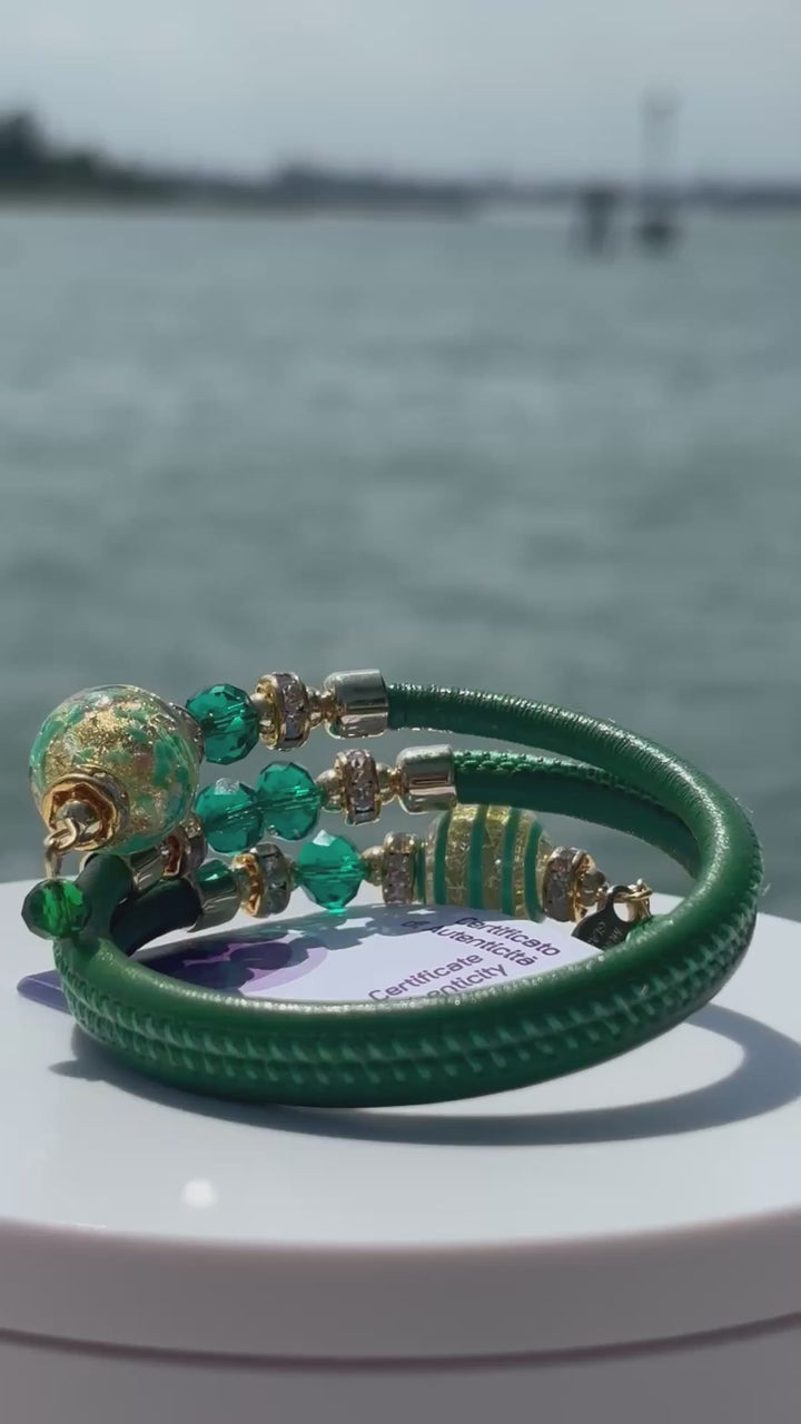 Bracciale con perle in vetro di Murano verde e oro