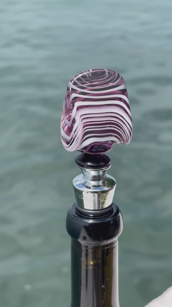 Tappo decorativo per bottiglia in vetro di Murano - viola e bianco