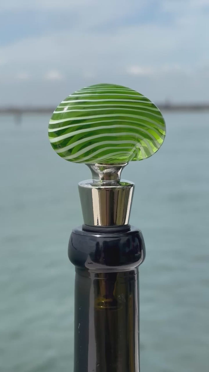 Tappo decorativo per bottiglia in vetro di Murano - verde e bianco