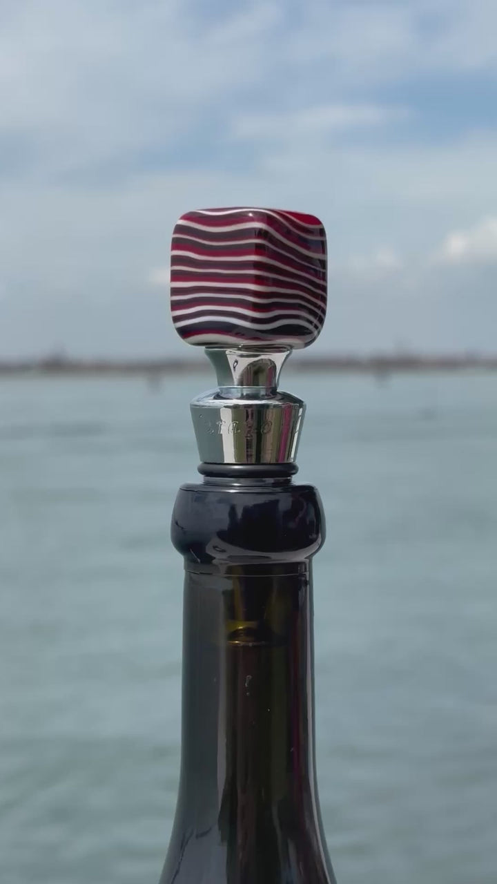 Tappo decorativo per bottiglia in vetro di Murano - rosso, bianco e nero