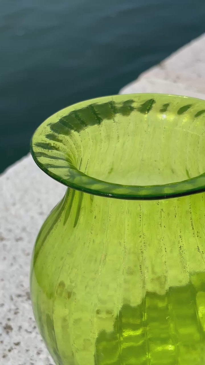 Vaso in autentico vetro di Murano verde con foglia d'oro