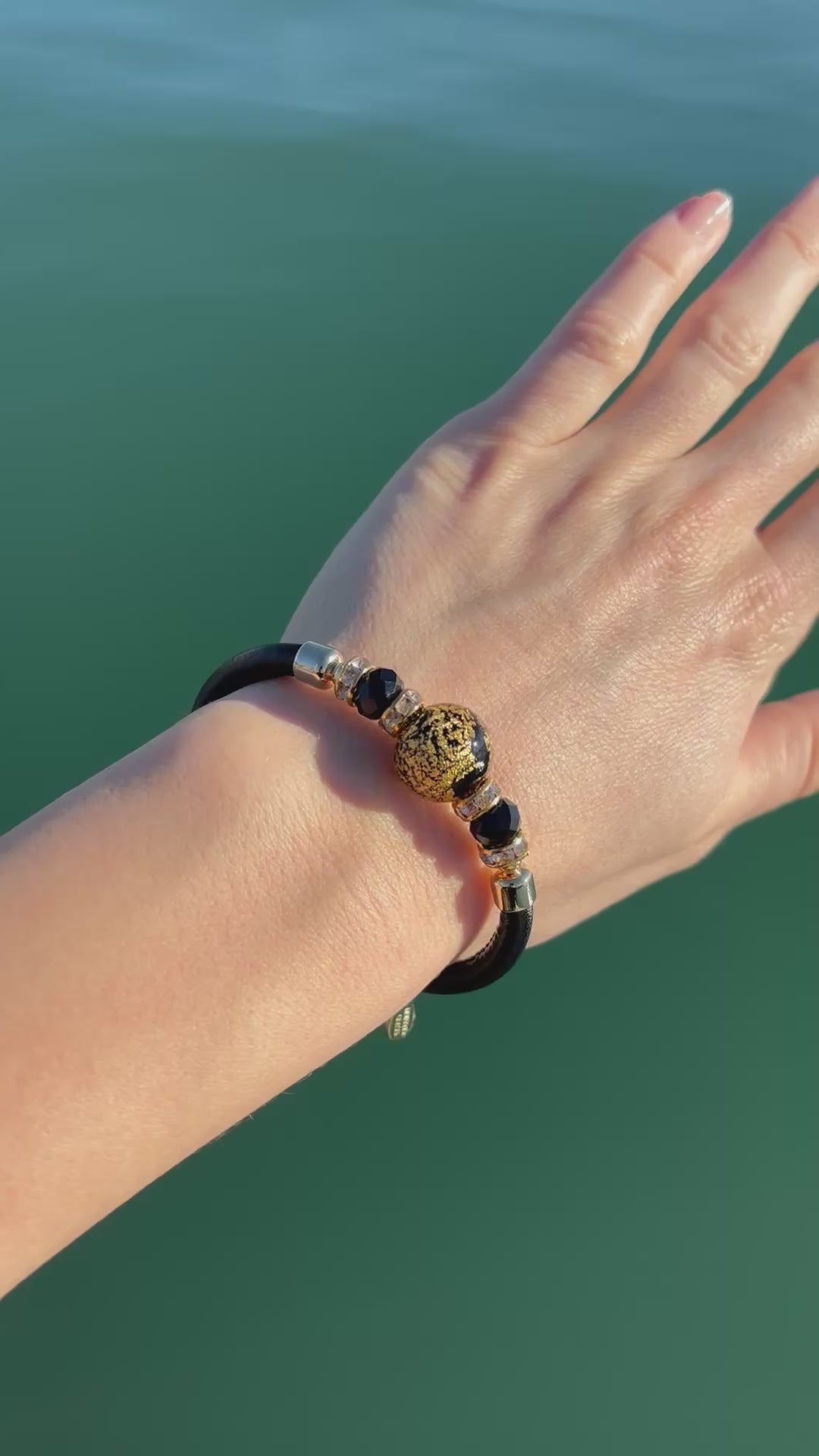 Bracciale con perle in vetro di Murano nero e oro