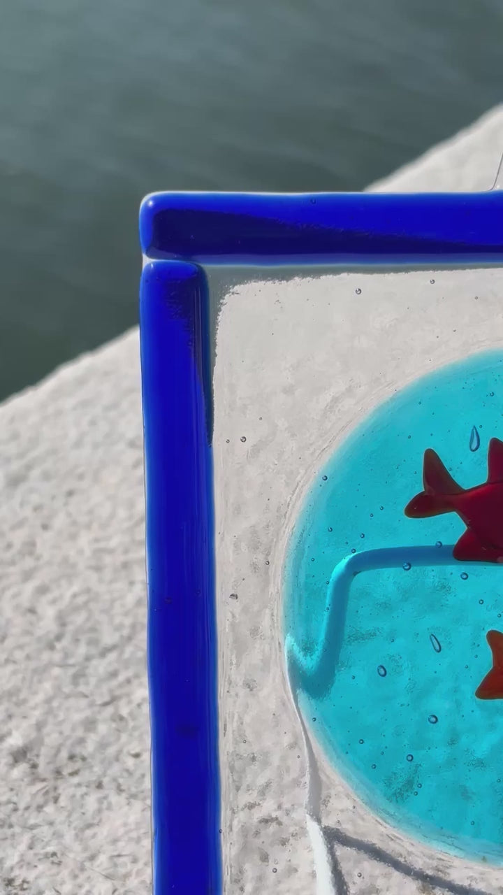 Cornice decorativa in vetro di Murano - color blu con pesci rossi